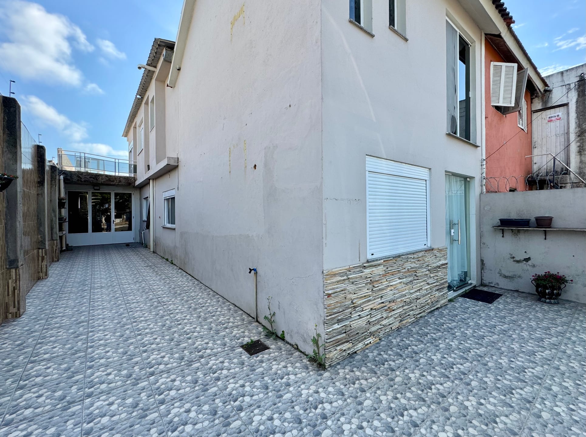 Casa semimobiliada à venda nas Três Vendas - 190m², 2 quartos, móveis planejados, terraço e área gourmet com churrasqueira. - 21