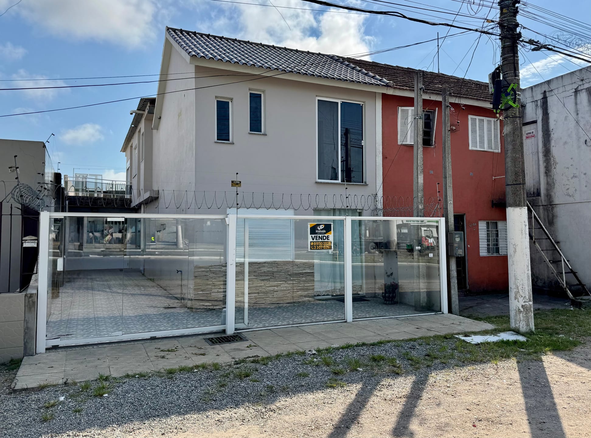 Casa semimobiliada à venda nas Três Vendas - 190m², 2 quartos, móveis planejados, terraço e área gourmet com churrasqueira. - 22