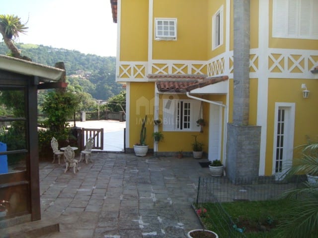 Casa com 1800m² 4 quartos e 2 banheiros, à venda, no bairro Castelanea em Petrópolis