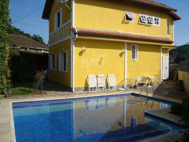 Casa com 1800m² 4 quartos e 2 banheiros, à venda, no bairro Castelanea em Petrópolis