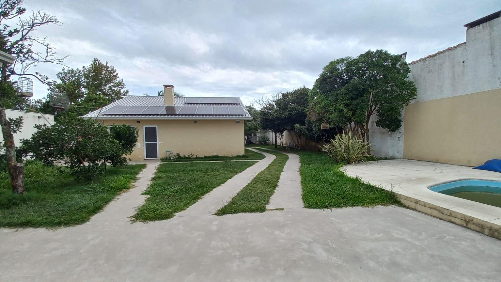 Casa à venda no Laranjal, Pelotas - 150 m² 3 quartos (sendo 1 suíte com closet), espaço gourmet com churrasqueira, piscina e amplo pátio. - 25