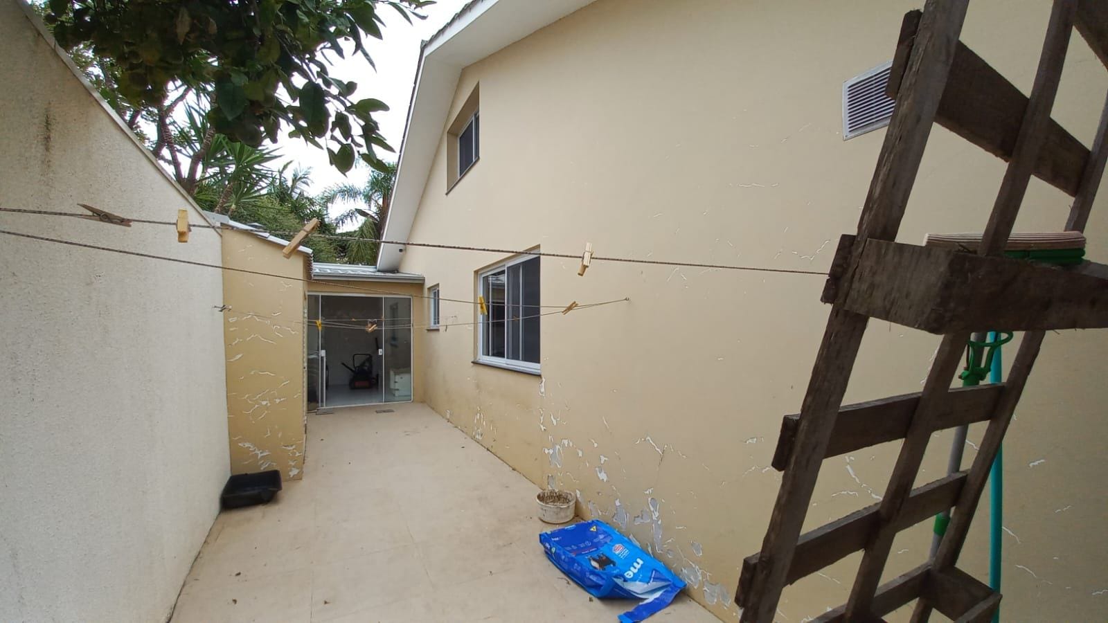 Casa à venda no Laranjal, Pelotas - 150 m² 3 quartos (sendo 1 suíte com closet), espaço gourmet com churrasqueira, piscina e amplo pátio. - 21