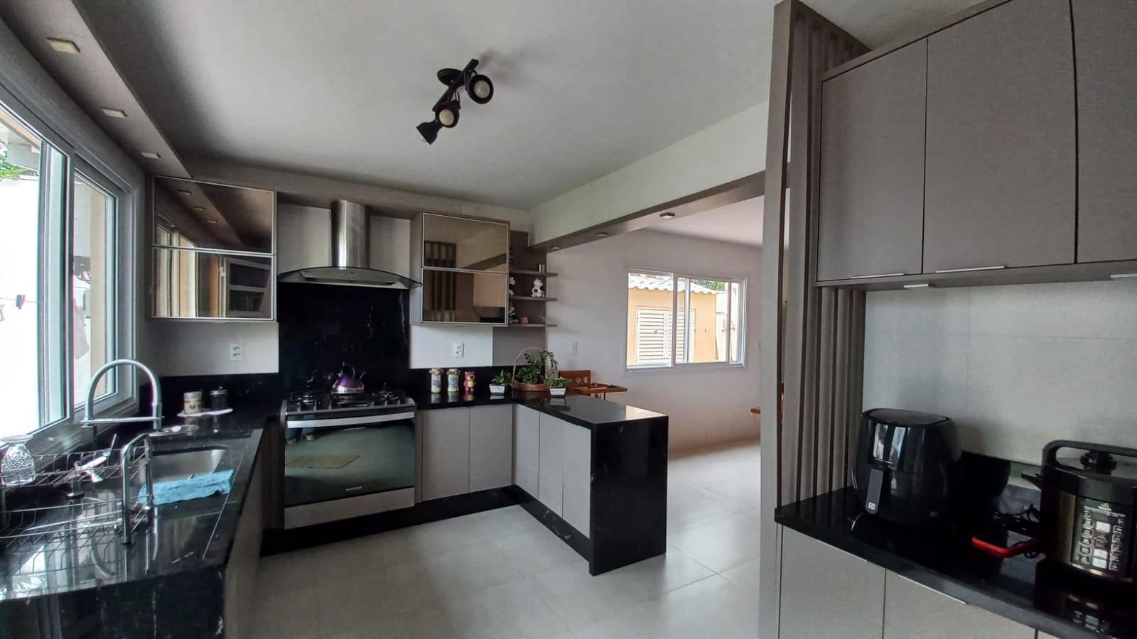 Casa à venda no Laranjal, Pelotas - 150 m² 3 quartos (sendo 1 suíte com closet), espaço gourmet com churrasqueira, piscina e amplo pátio. - 6