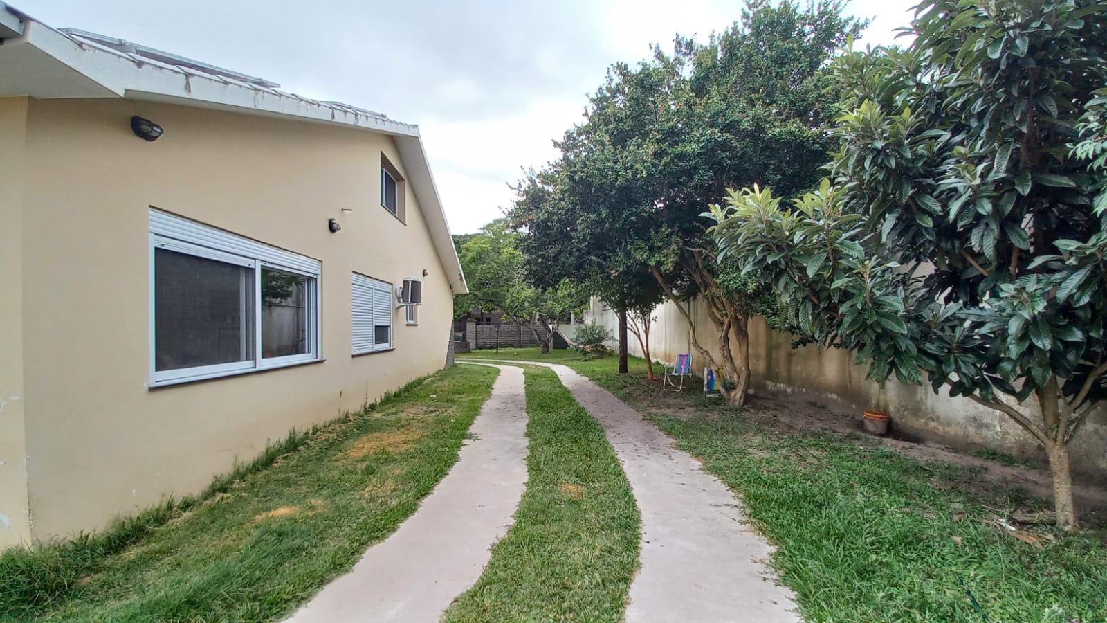 Casa à venda no Laranjal, Pelotas - 150 m² 3 quartos (sendo 1 suíte com closet), espaço gourmet com churrasqueira, piscina e amplo pátio. - 24