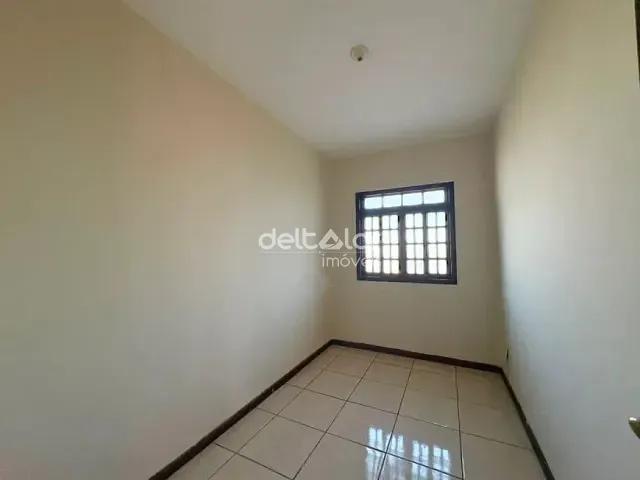 Casa com 102m² 3 quartos e 2 banheiros, para alugar, no bairro Planalto em Belo Horizonte