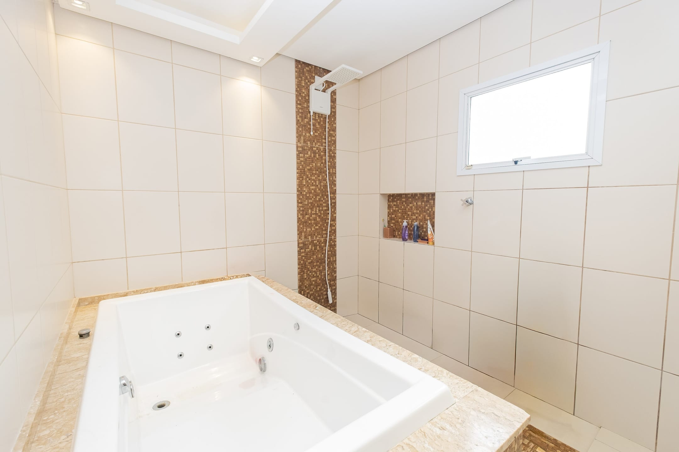 Casa à venda no Laranjal, Pelotas - 252 m², 4 quartos (sendo 1 suíte), móveis planejados e ampla área de lazer com churrasqueira e piscina, - 18