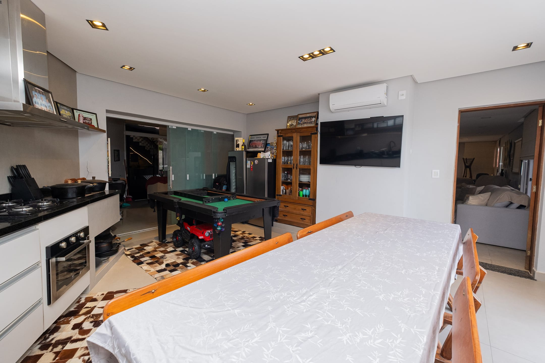 Casa à venda no Laranjal, Pelotas - 252 m², 4 quartos (sendo 1 suíte), móveis planejados e ampla área de lazer com churrasqueira e piscina, - 21