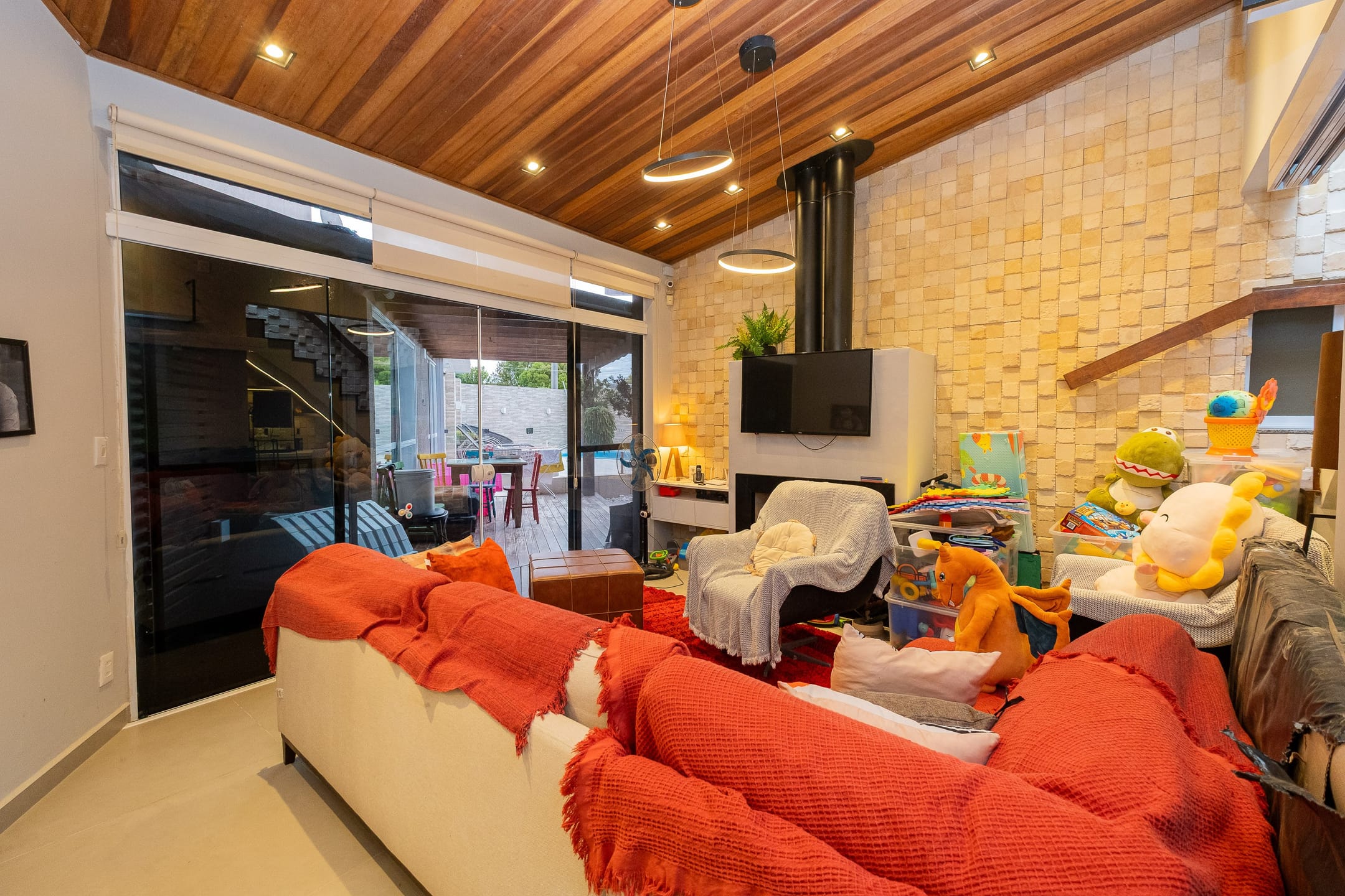 Casa à venda no Laranjal, Pelotas - 252 m², 4 quartos (sendo 1 suíte), móveis planejados e ampla área de lazer com churrasqueira e piscina, - 22