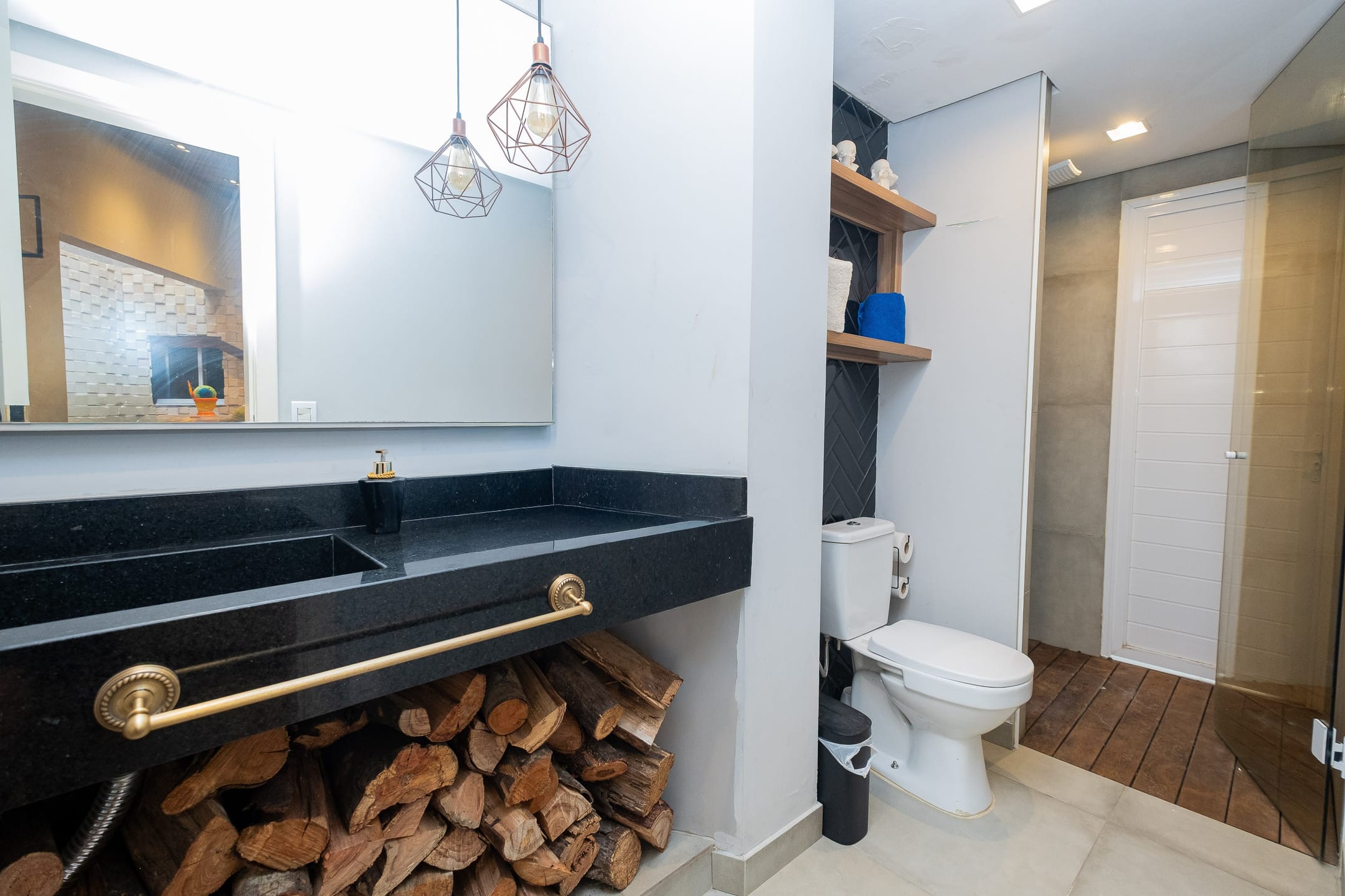 Casa à venda no Laranjal, Pelotas - 252 m², 4 quartos (sendo 1 suíte), móveis planejados e ampla área de lazer com churrasqueira e piscina, - 24