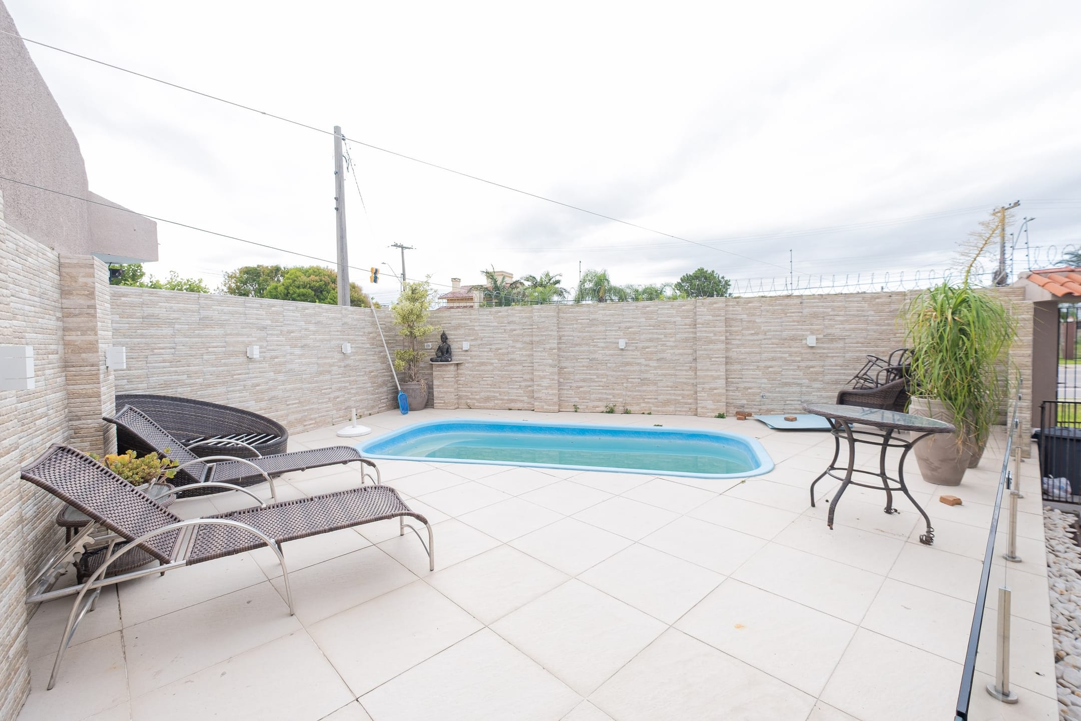 Casa à venda no Laranjal, Pelotas - 252 m², 4 quartos (sendo 1 suíte), móveis planejados e ampla área de lazer com churrasqueira e piscina, - 25