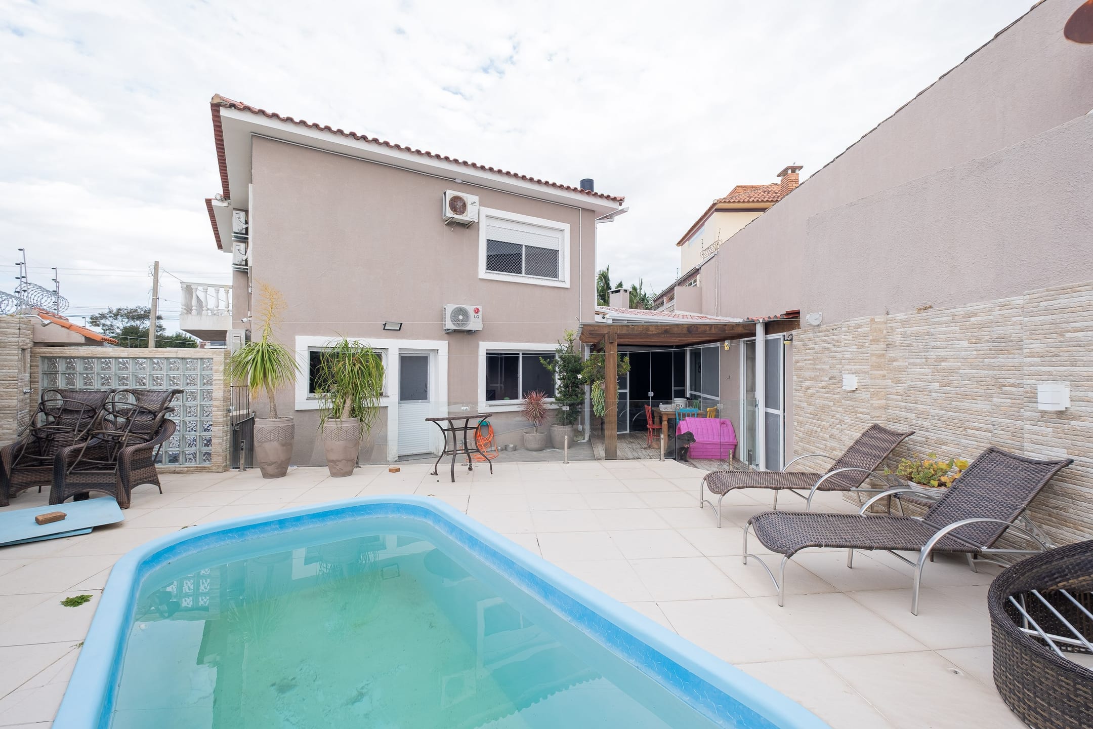 Casa à venda no Laranjal, Pelotas - 252 m², 4 quartos (sendo 1 suíte), móveis planejados e ampla área de lazer com churrasqueira e piscina, - 26