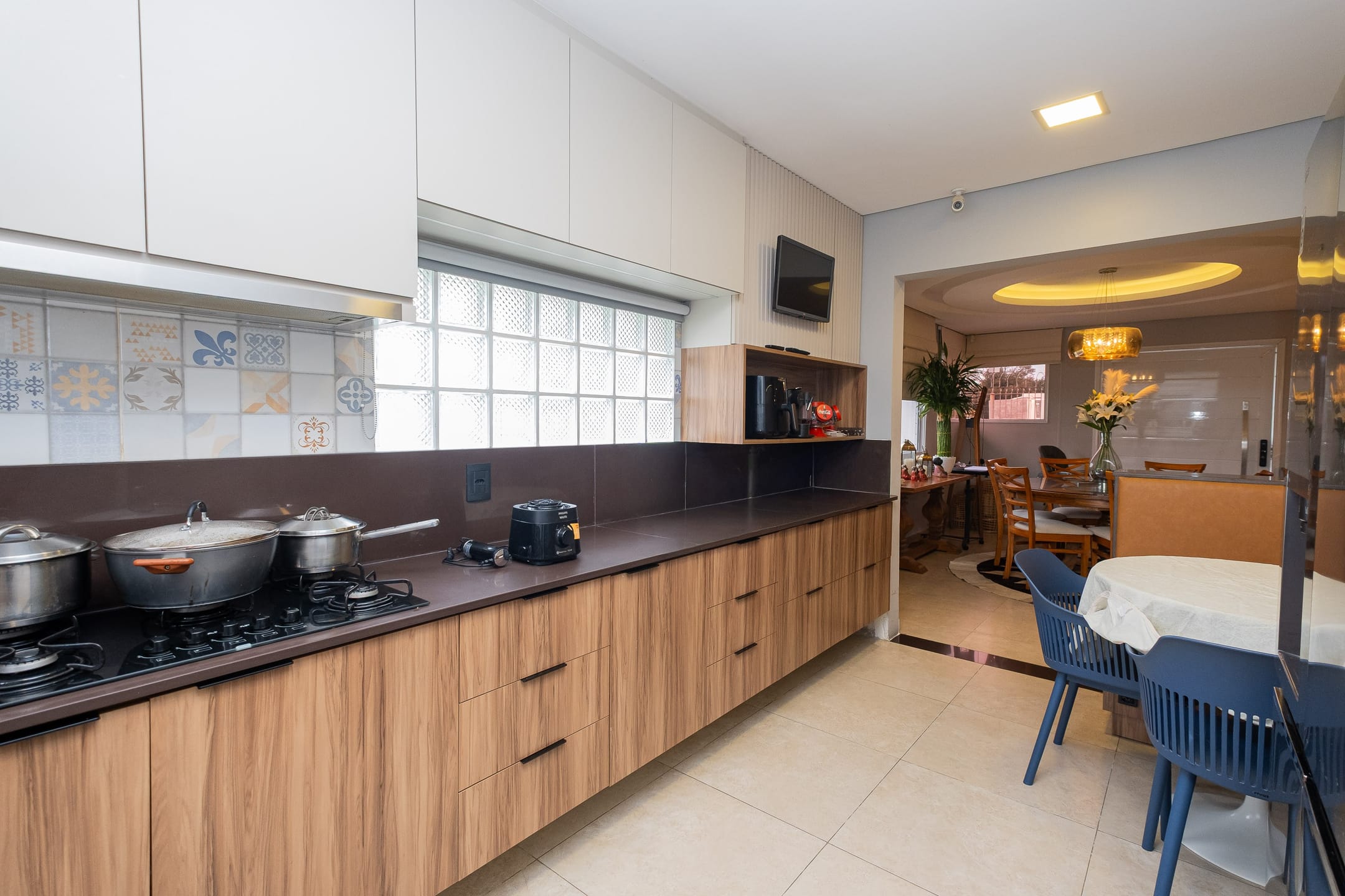 Casa à venda no Laranjal, Pelotas - 252 m², 4 quartos (sendo 1 suíte), móveis planejados e ampla área de lazer com churrasqueira e piscina, - 6