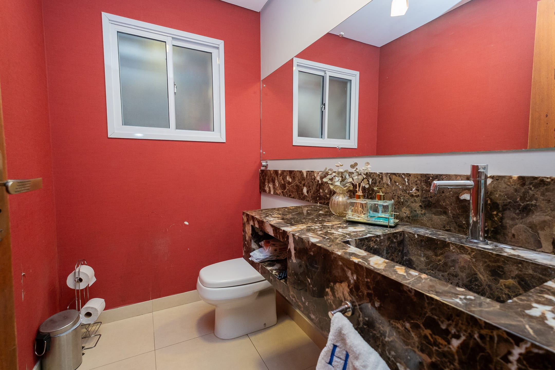 Casa à venda no Laranjal, Pelotas - 252 m², 4 quartos (sendo 1 suíte), móveis planejados e ampla área de lazer com churrasqueira e piscina, - 7