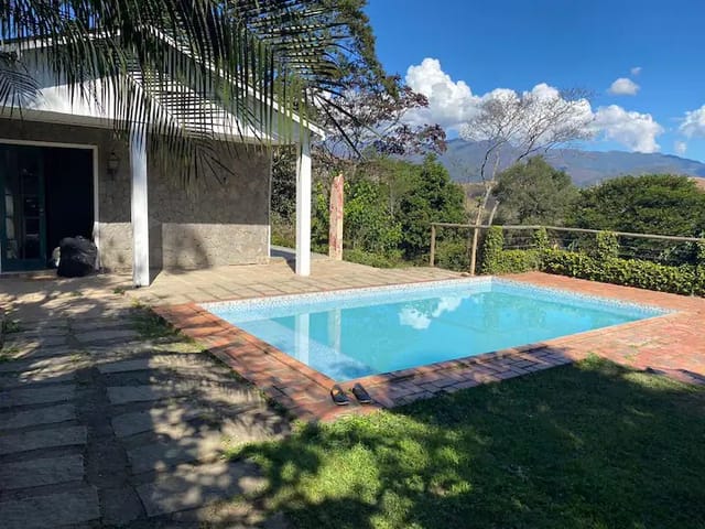 Casa com 1573m² 4 quartos e 1 banheiro, à venda, no bairro Itaipava em Petrópolis