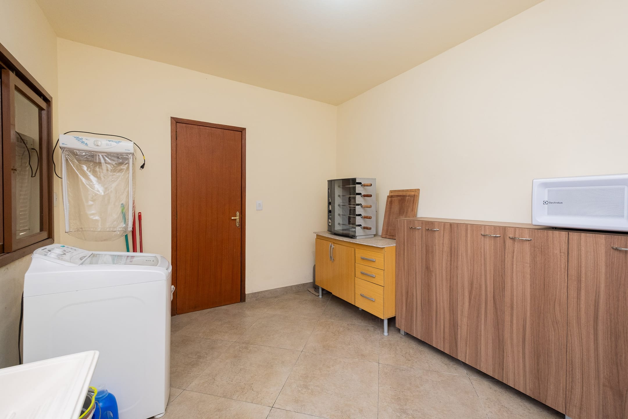 Casa à venda no Umuharama, Pelotas - 178 m², 3 quartos, lareira e amplo pátio com churrasqueira e garagem. - 10