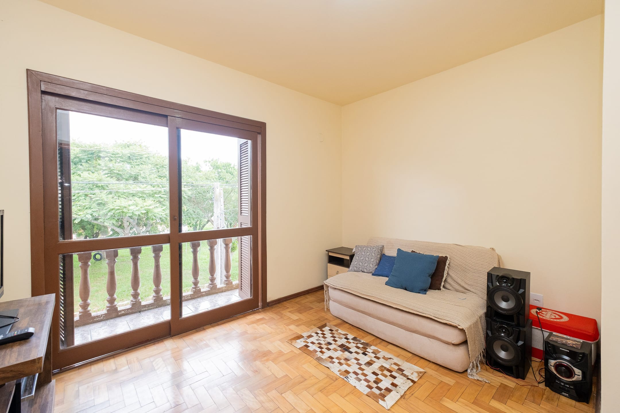 Casa à venda no Umuharama, Pelotas - 178 m², 3 quartos, lareira e amplo pátio com churrasqueira e garagem. - 11