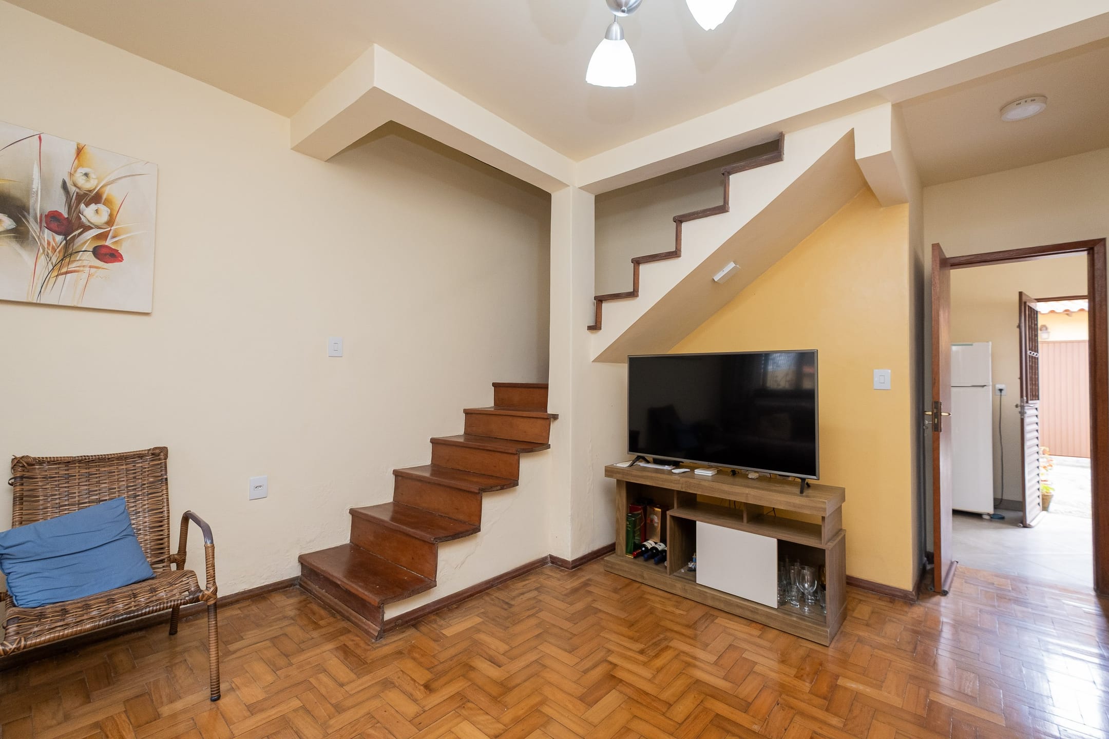 Casa à venda no Umuharama, Pelotas - 178 m², 3 quartos, lareira e amplo pátio com churrasqueira e garagem.