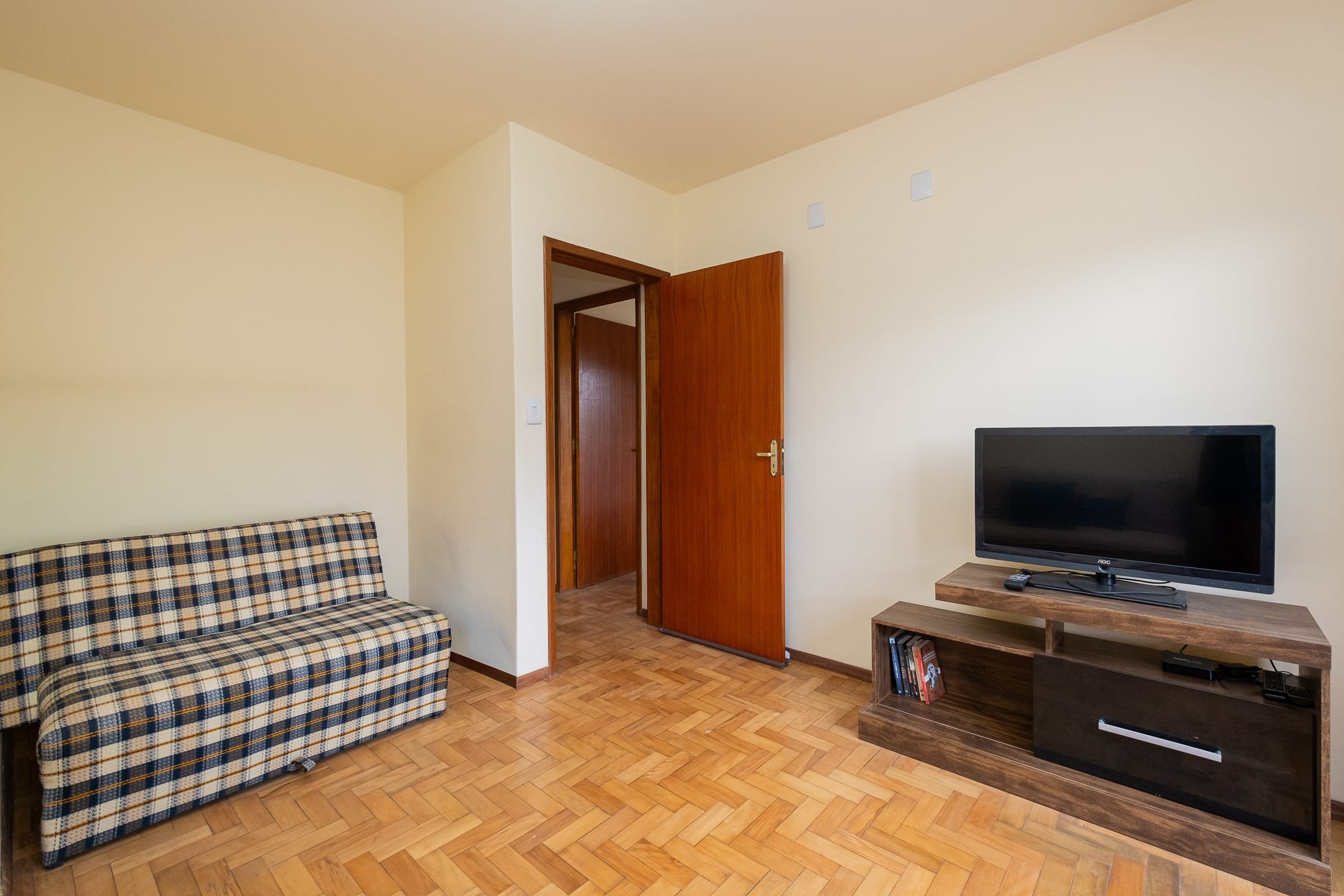 Casa à venda no Umuharama, Pelotas - 178 m², 3 quartos, lareira e amplo pátio com churrasqueira e garagem. - 12