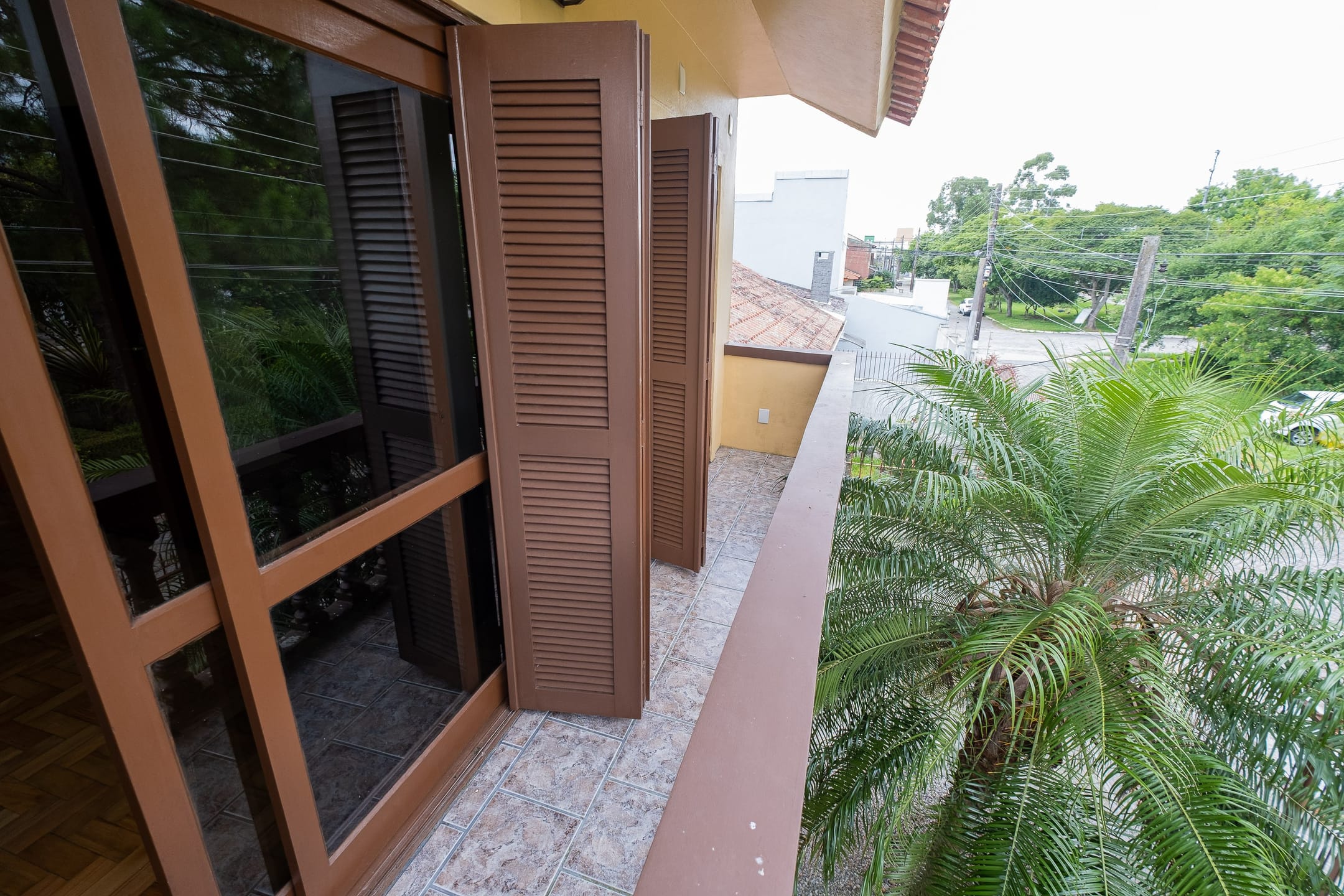 Casa à venda no Umuharama, Pelotas - 178 m², 3 quartos, lareira e amplo pátio com churrasqueira e garagem. - 13