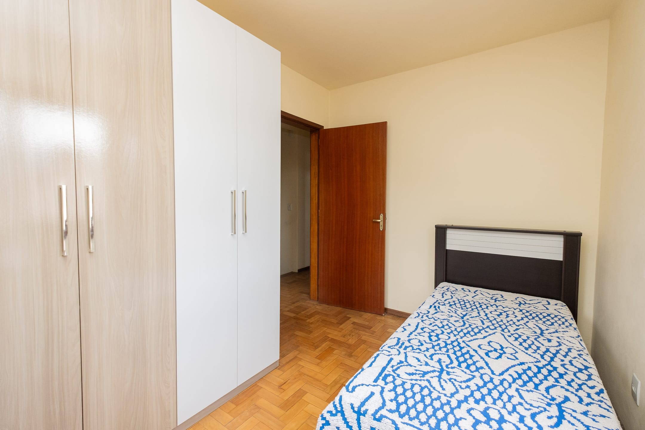 Casa à venda no Umuharama, Pelotas - 178 m², 3 quartos, lareira e amplo pátio com churrasqueira e garagem. - 14