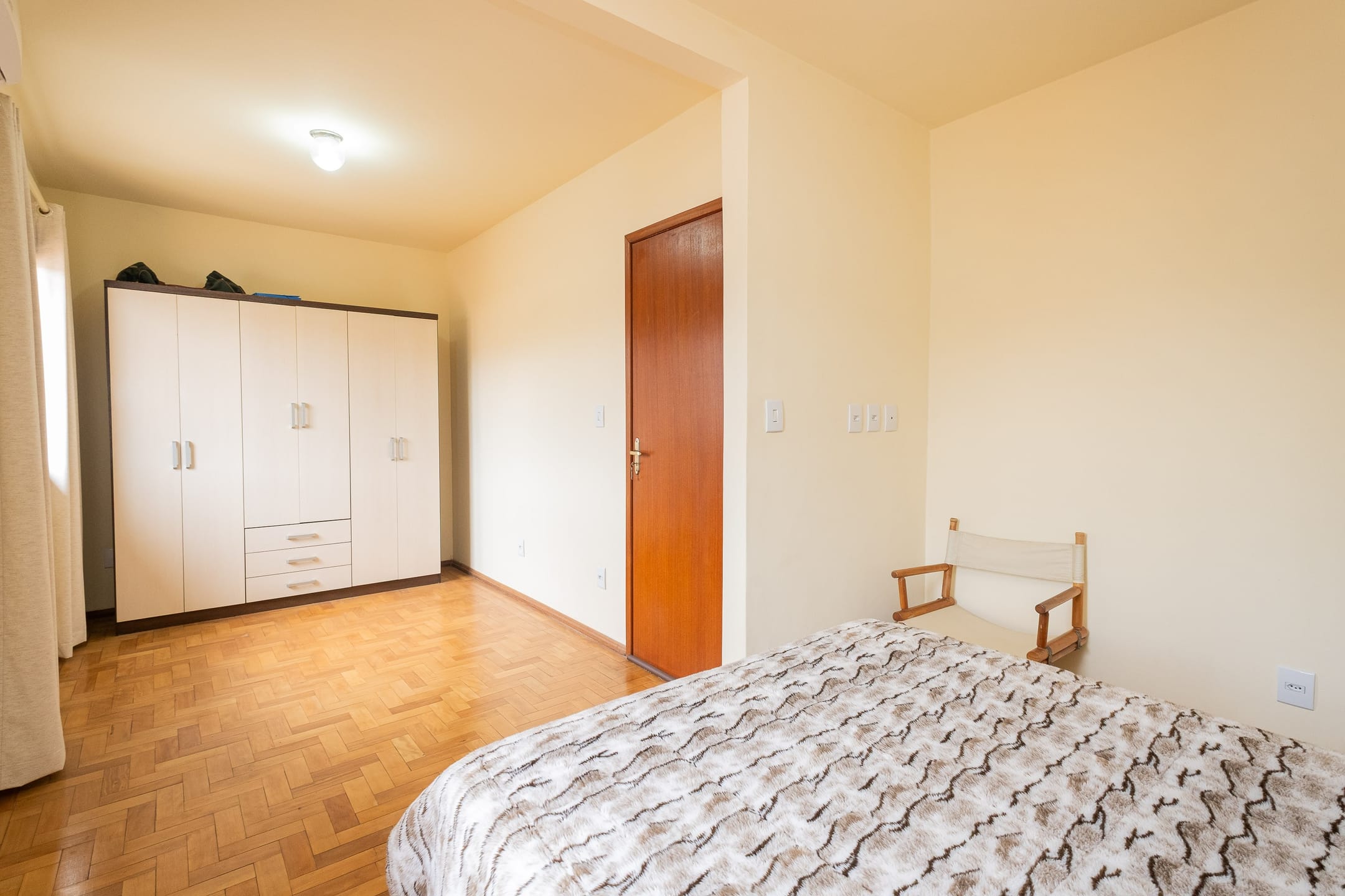 Casa à venda no Umuharama, Pelotas - 178 m², 3 quartos, lareira e amplo pátio com churrasqueira e garagem. - 17