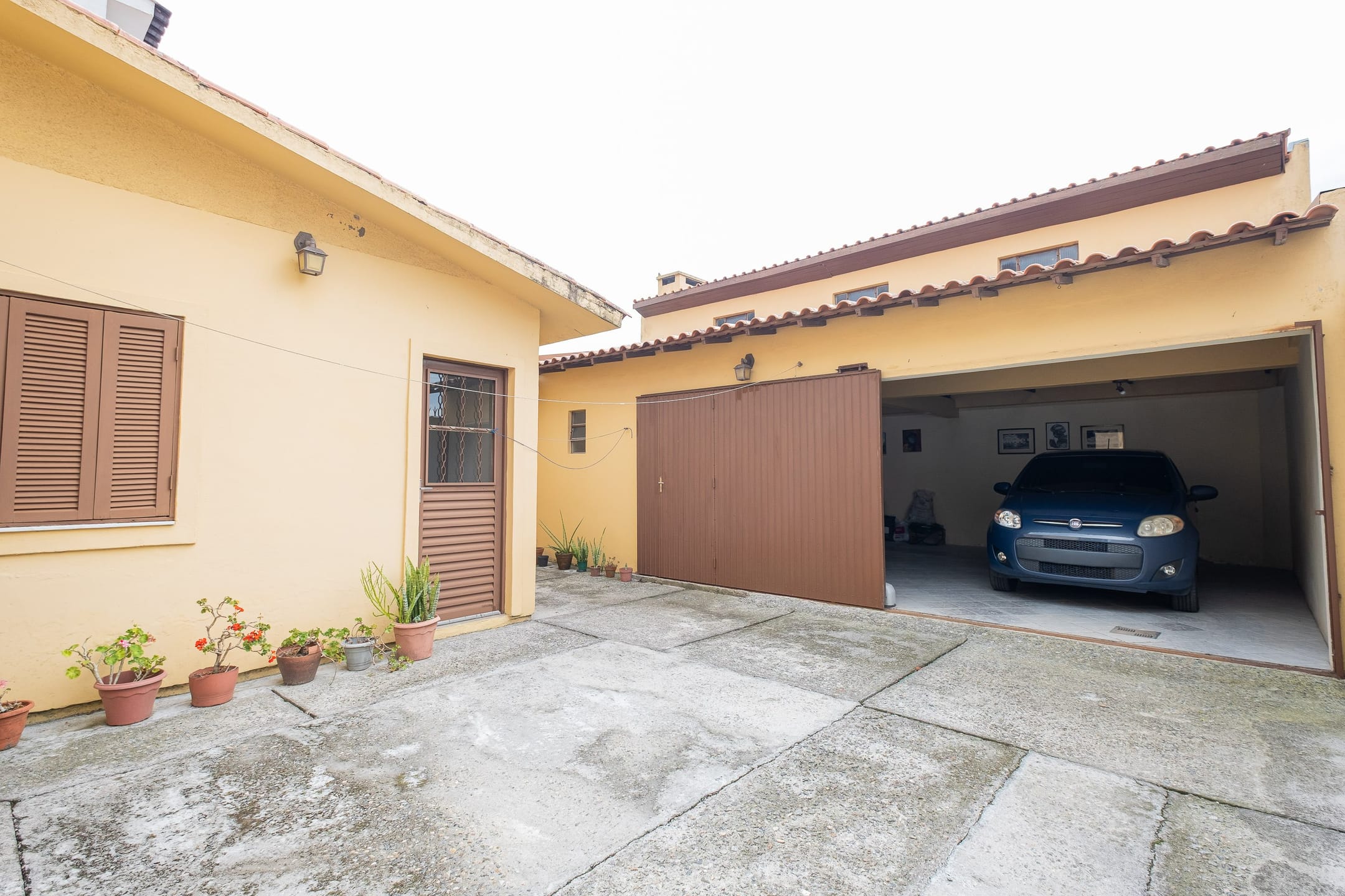 Casa à venda no Umuharama, Pelotas - 178 m², 3 quartos, lareira e amplo pátio com churrasqueira e garagem. - 18
