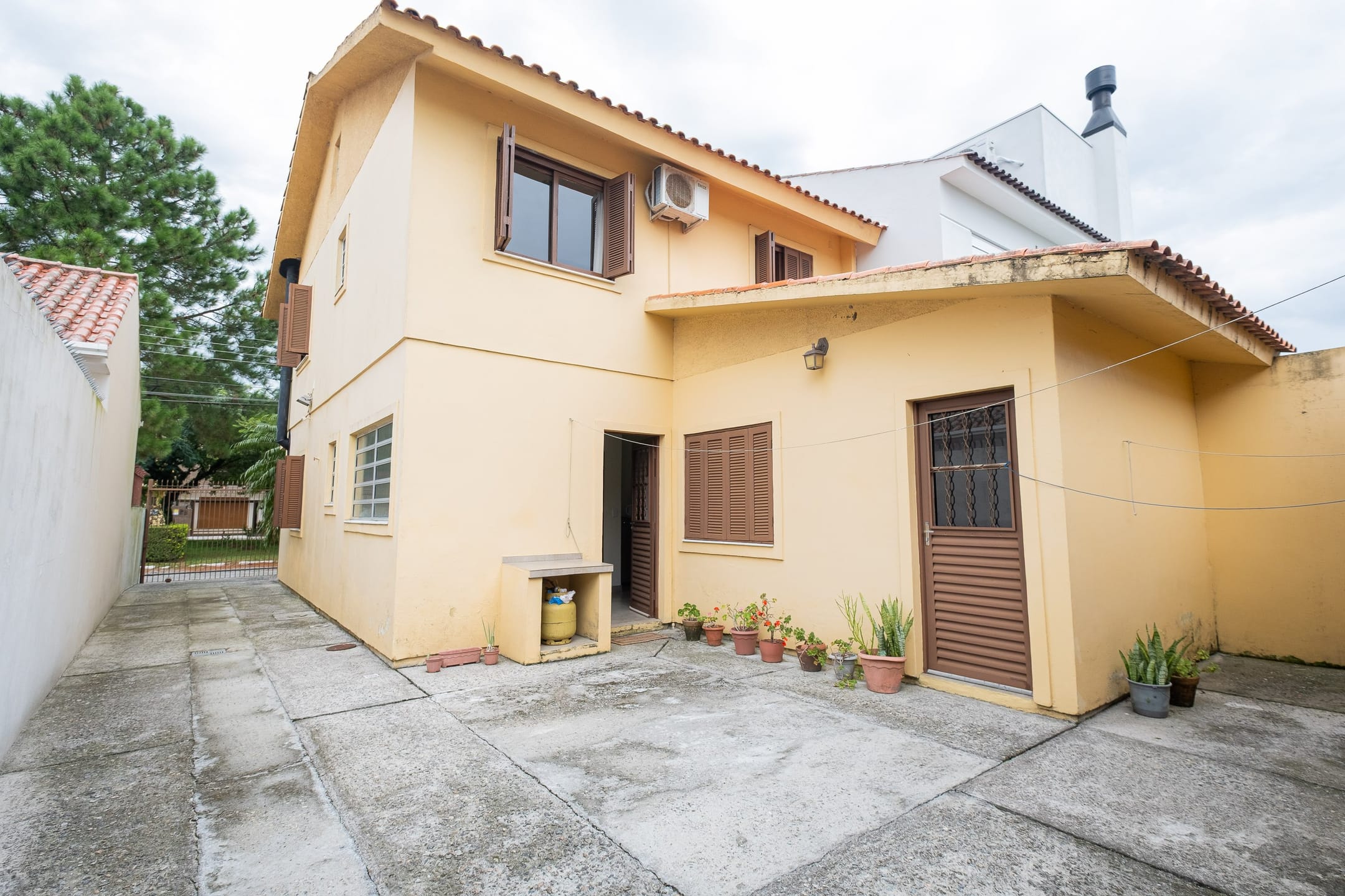 Casa à venda no Umuharama, Pelotas - 178 m², 3 quartos, lareira e amplo pátio com churrasqueira e garagem. - 19