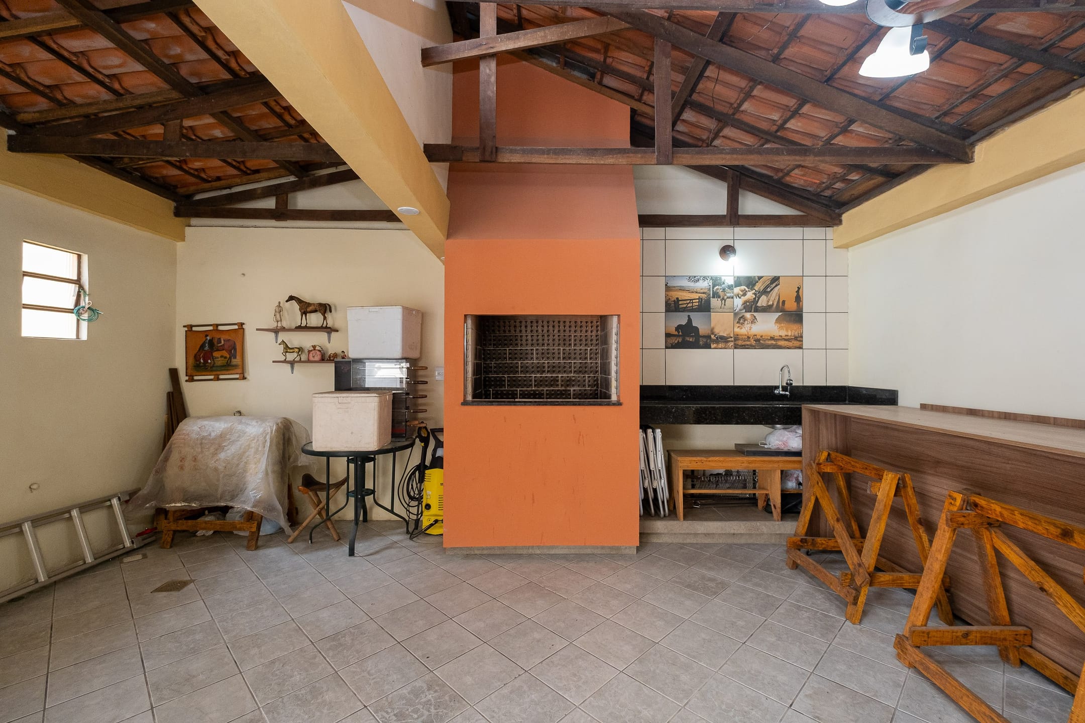 Casa à venda no Umuharama, Pelotas - 178 m², 3 quartos, lareira e amplo pátio com churrasqueira e garagem. - 20