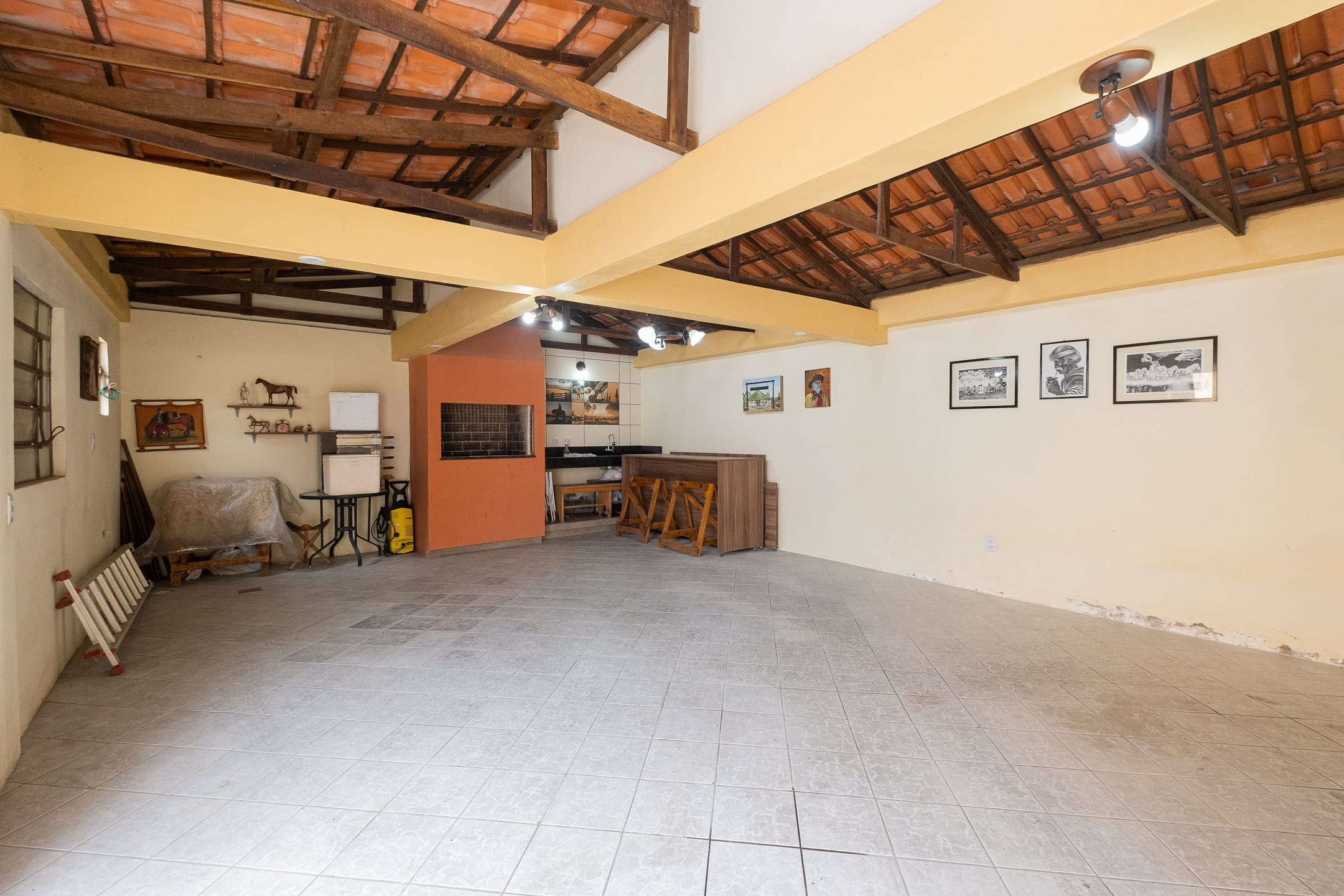 Casa à venda no Umuharama, Pelotas - 178 m², 3 quartos, lareira e amplo pátio com churrasqueira e garagem. - 21