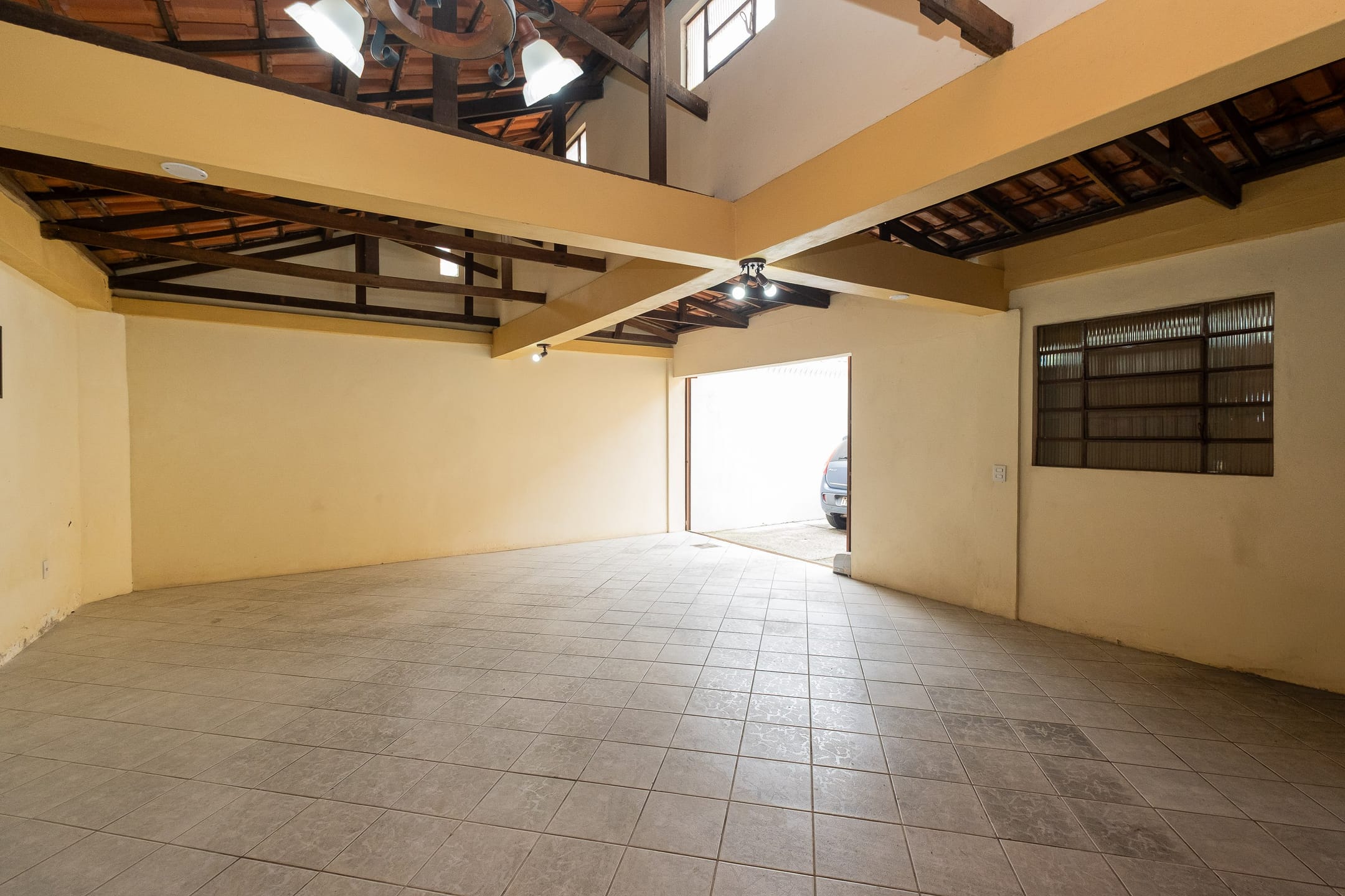 Casa à venda no Umuharama, Pelotas - 178 m², 3 quartos, lareira e amplo pátio com churrasqueira e garagem. - 22