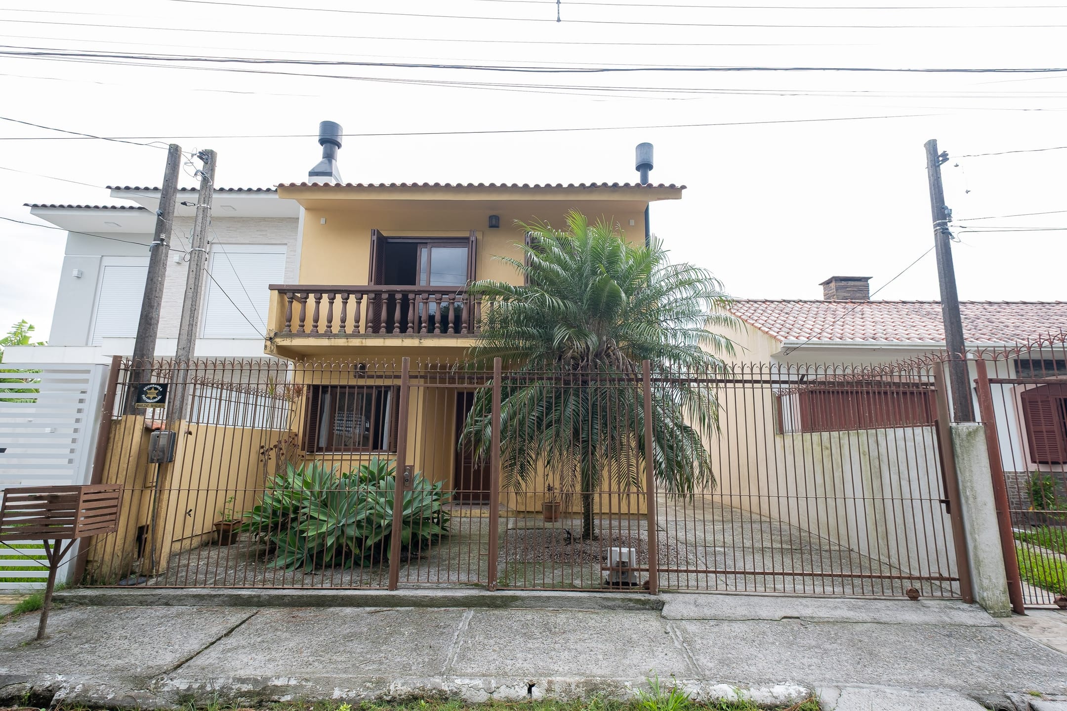 Casa à venda no Umuharama, Pelotas - 178 m², 3 quartos, lareira e amplo pátio com churrasqueira e garagem. - 23