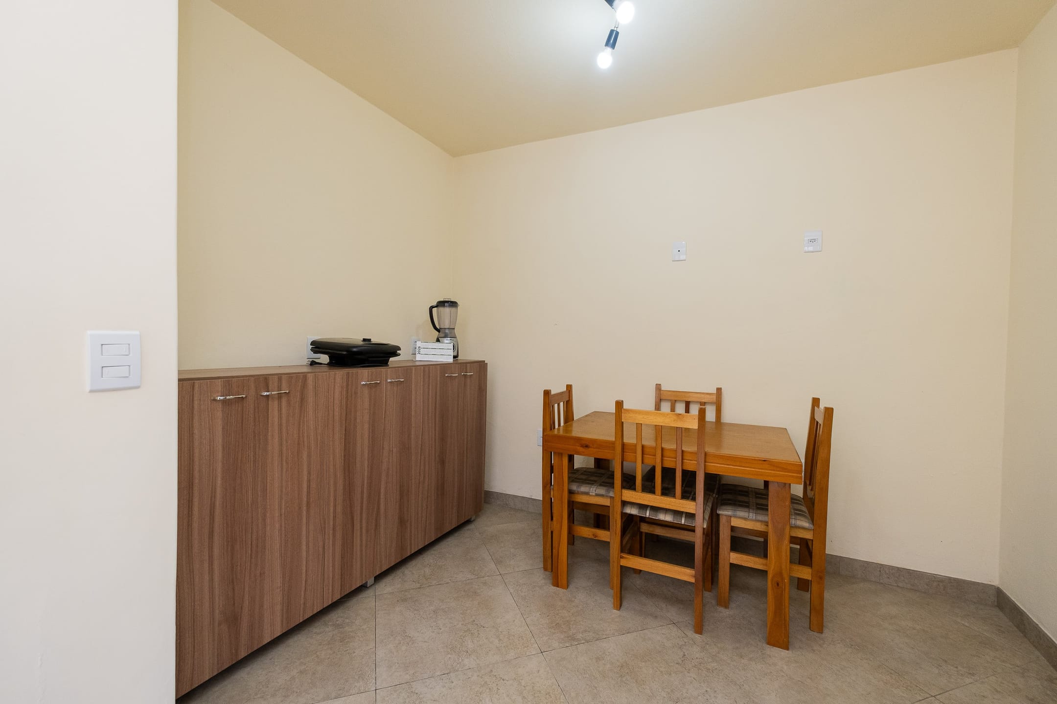 Casa à venda no Umuharama, Pelotas - 178 m², 3 quartos, lareira e amplo pátio com churrasqueira e garagem. - 6