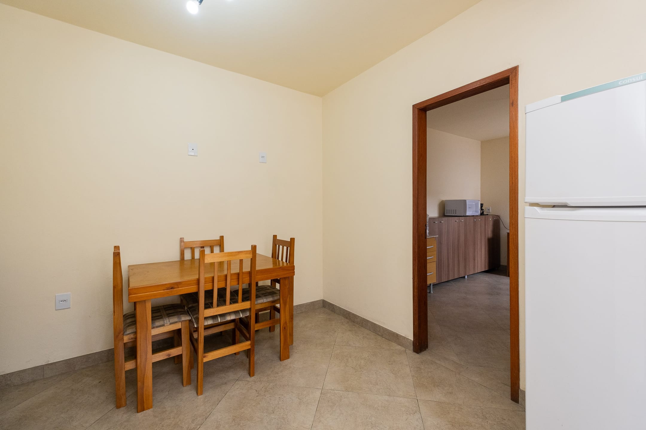 Casa à venda no Umuharama, Pelotas - 178 m², 3 quartos, lareira e amplo pátio com churrasqueira e garagem. - 7