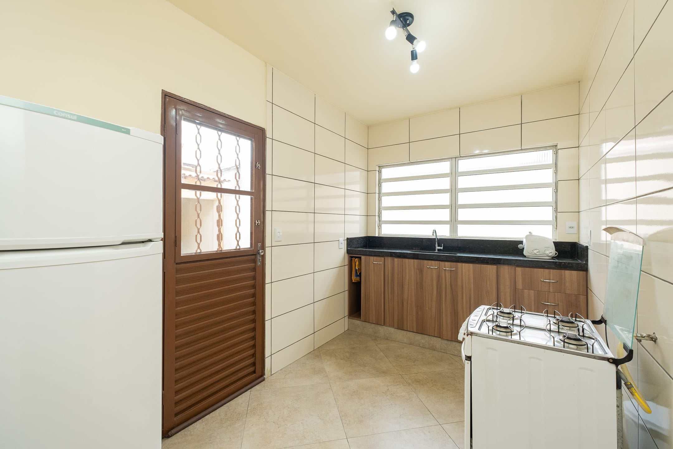 Casa à venda no Umuharama, Pelotas - 178 m², 3 quartos, lareira e amplo pátio com churrasqueira e garagem. - 8
