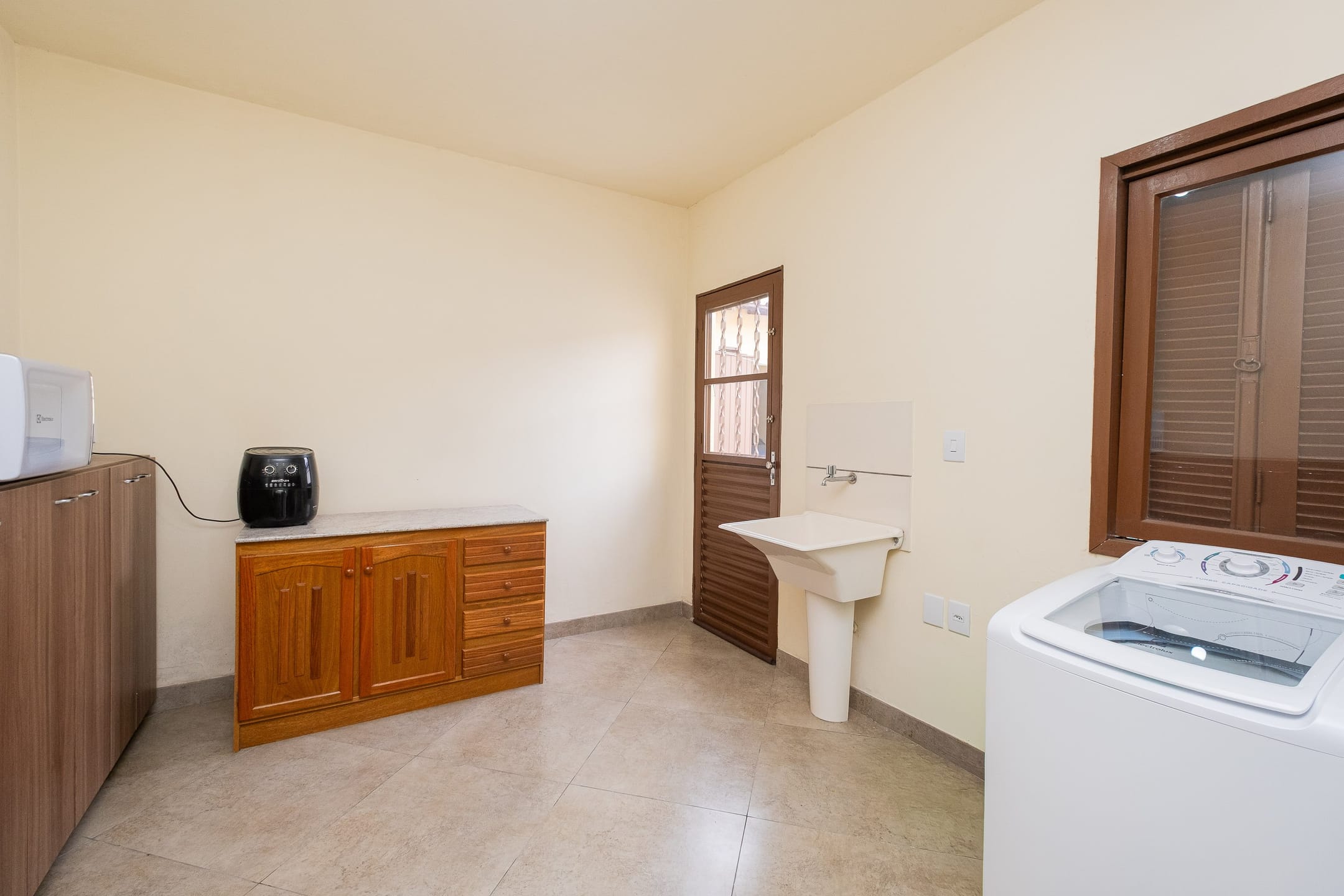 Casa à venda no Umuharama, Pelotas - 178 m², 3 quartos, lareira e amplo pátio com churrasqueira e garagem. - 9