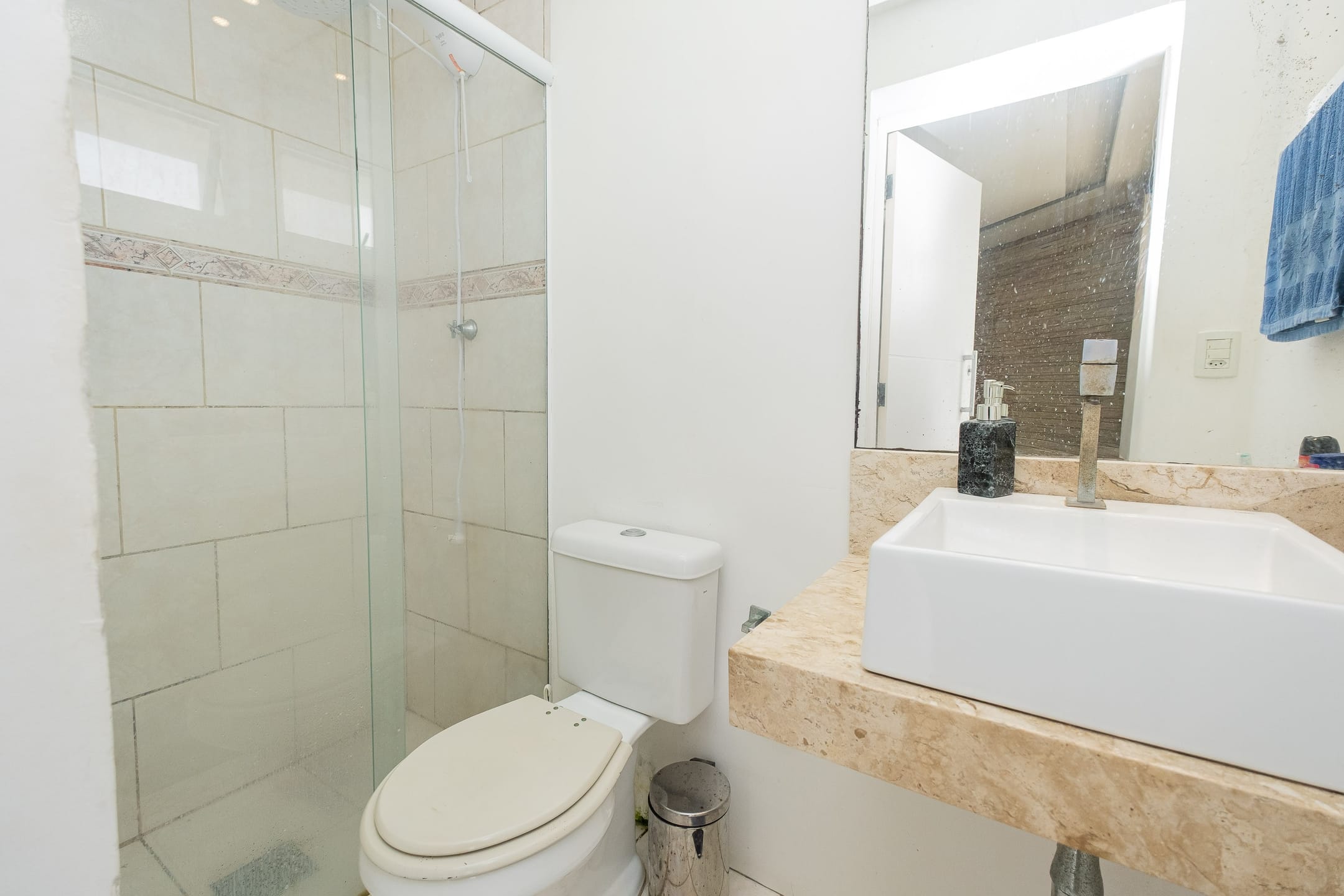 Casa à venda no Areal, Pelotas - 215 m², 3 quartos (ambos suítes), lareira, acabamentos de alto padrão e pátio com piscina. - 10