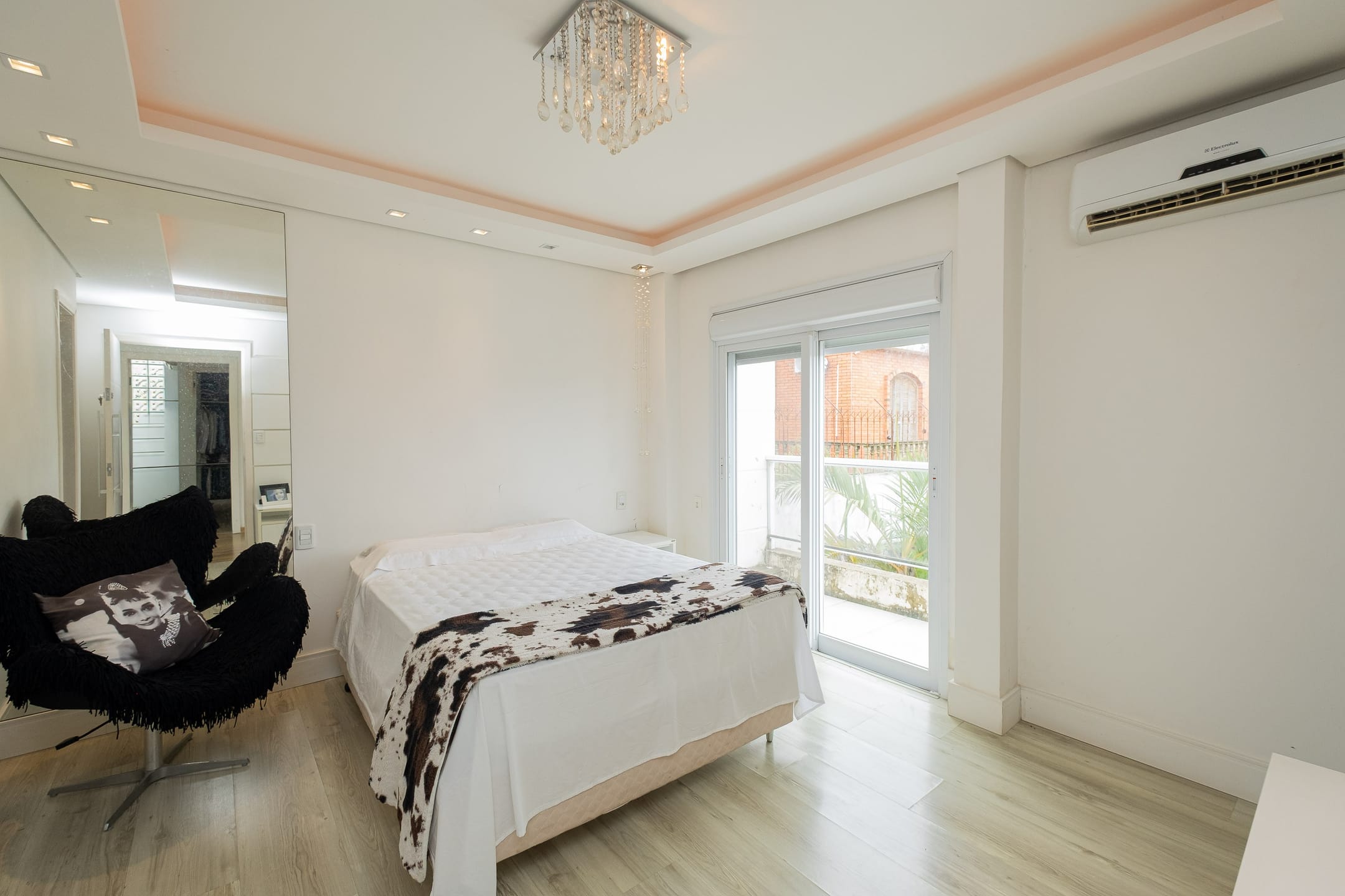 Casa à venda no Areal, Pelotas - 215 m², 3 quartos (ambos suítes), lareira, acabamentos de alto padrão e pátio com piscina. - 12