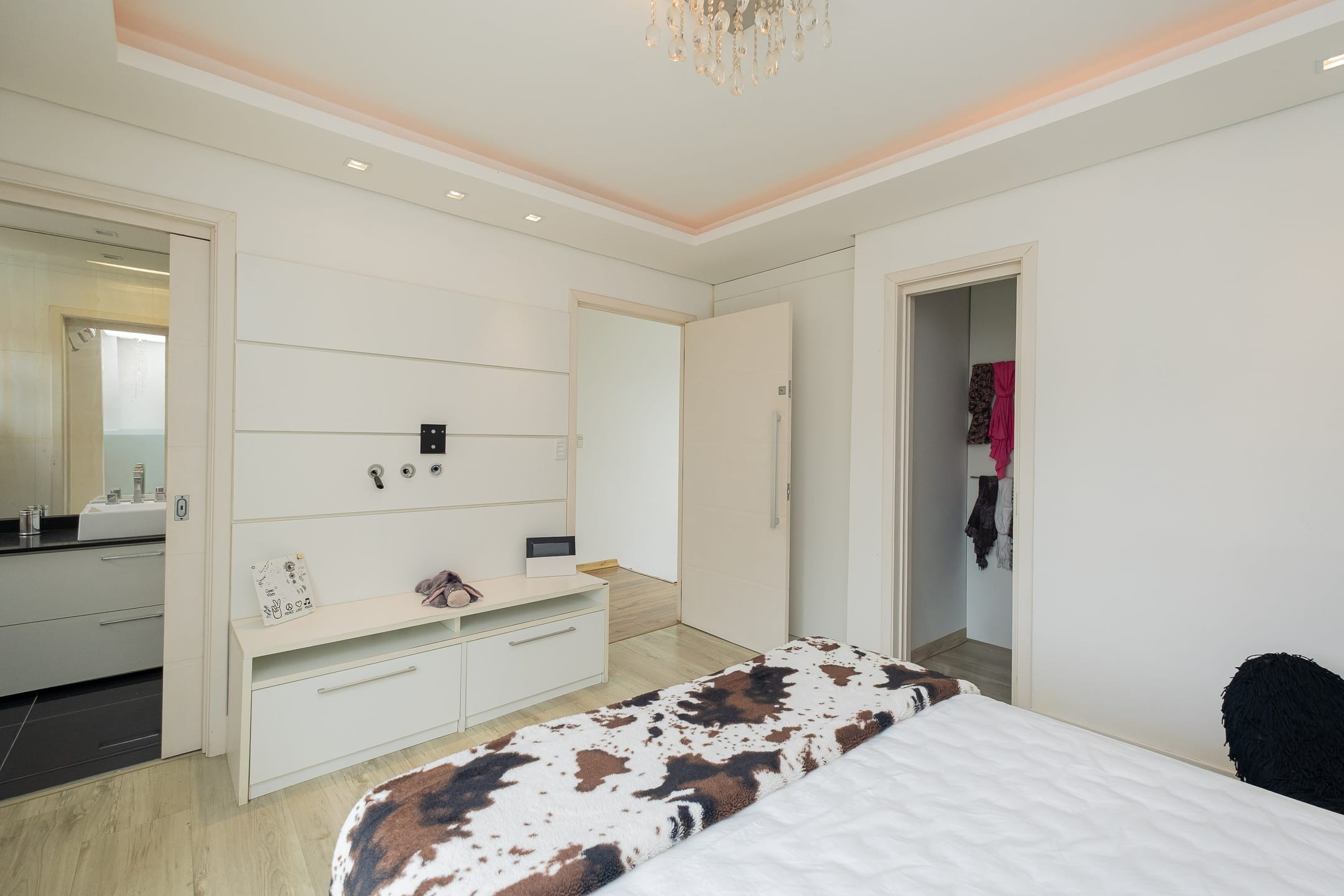 Casa à venda no Areal, Pelotas - 215 m², 3 quartos (ambos suítes), lareira, acabamentos de alto padrão e pátio com piscina. - 13
