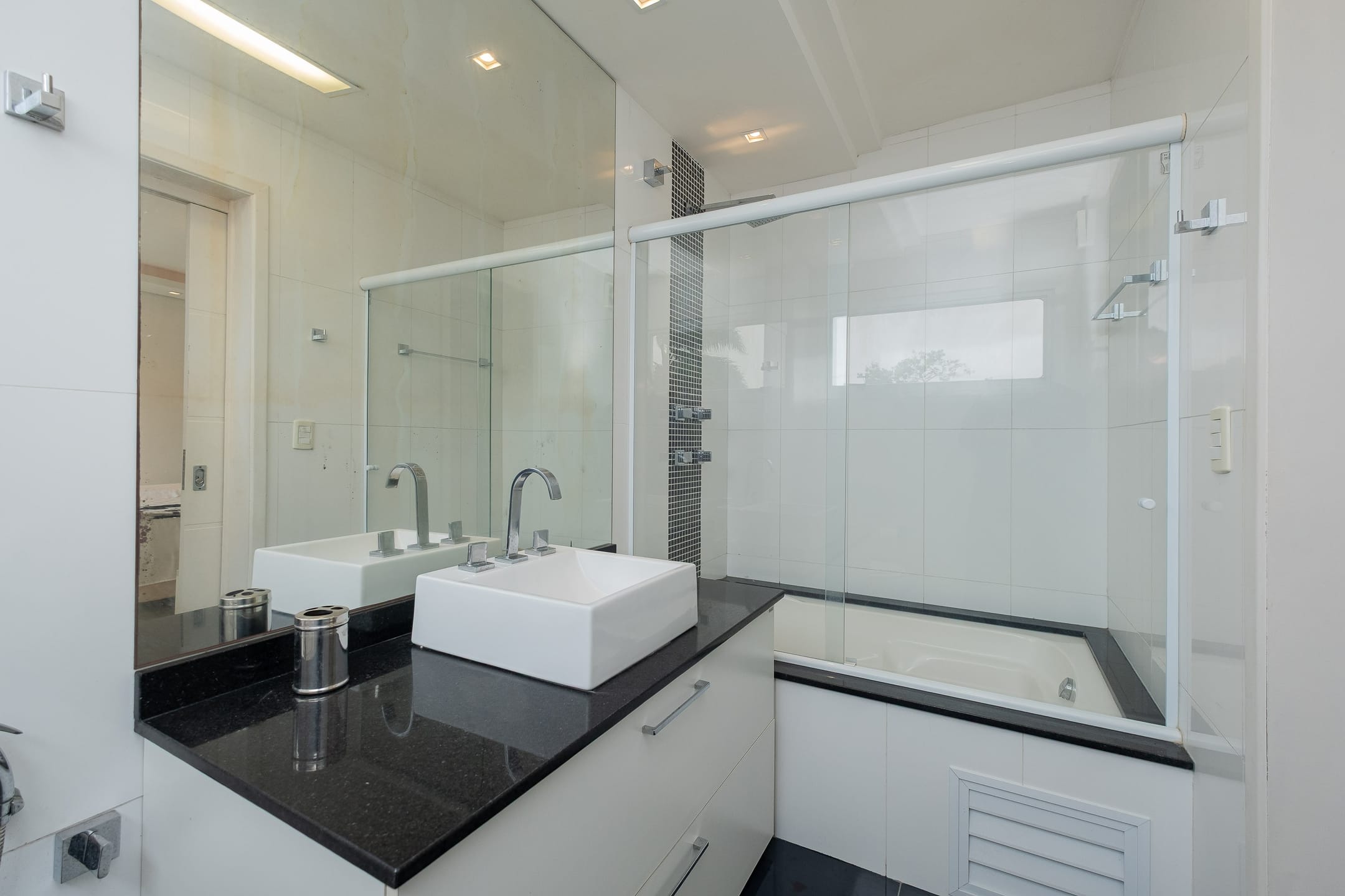Casa à venda no Areal, Pelotas - 215 m², 3 quartos (ambos suítes), lareira, acabamentos de alto padrão e pátio com piscina. - 14