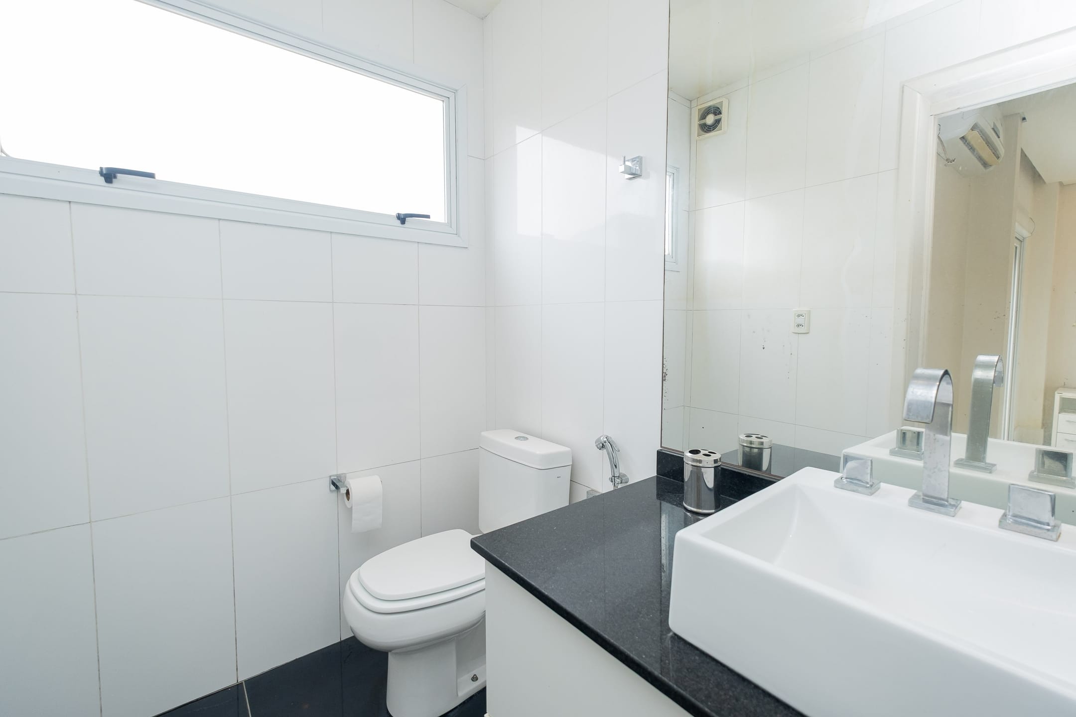 Casa à venda no Areal, Pelotas - 215 m², 3 quartos (ambos suítes), lareira, acabamentos de alto padrão e pátio com piscina. - 15
