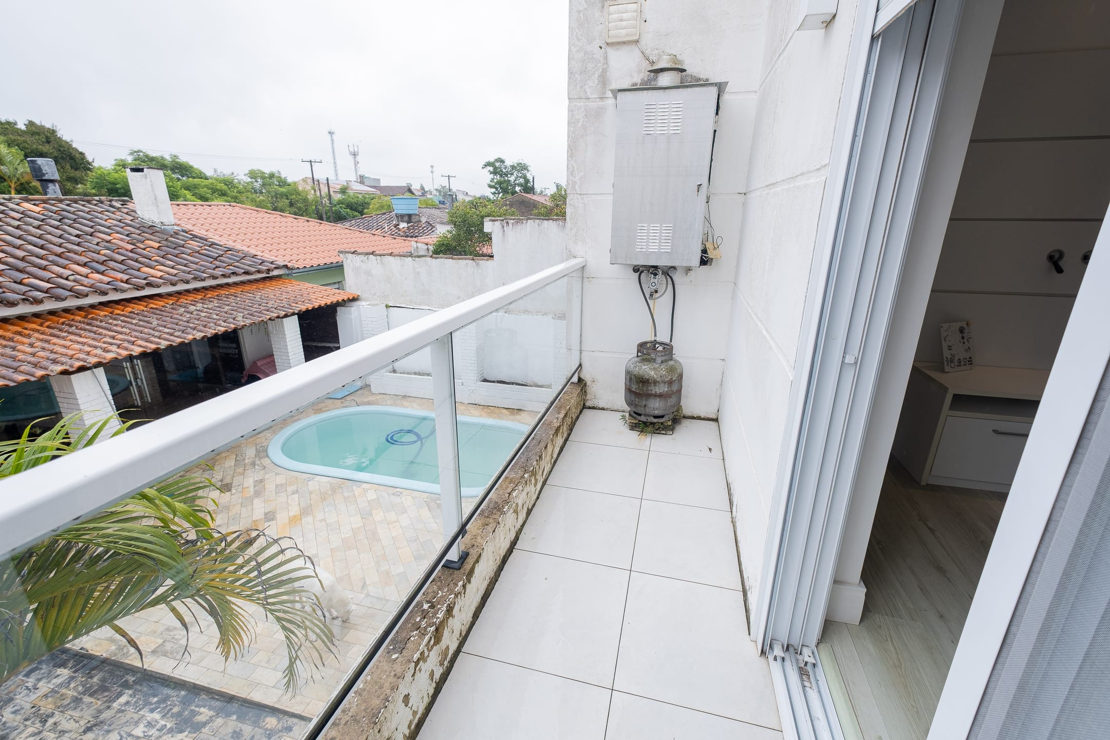 Casa à venda no Areal, Pelotas - 215 m², 3 quartos (ambos suítes), lareira, acabamentos de alto padrão e pátio com piscina. - 16