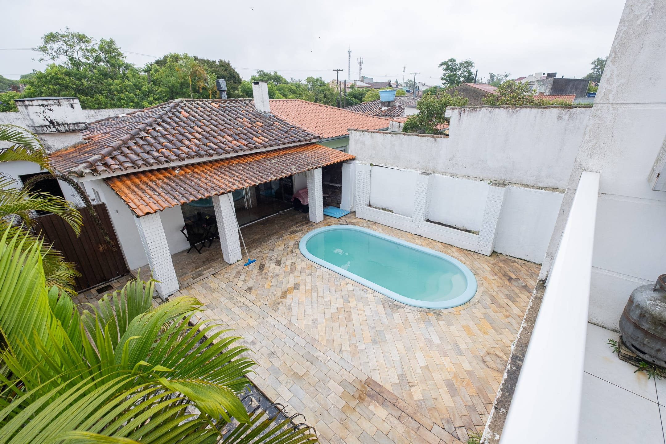 Casa à venda no Areal, Pelotas - 215 m², 3 quartos (ambos suítes), lareira, acabamentos de alto padrão e pátio com piscina. - 17