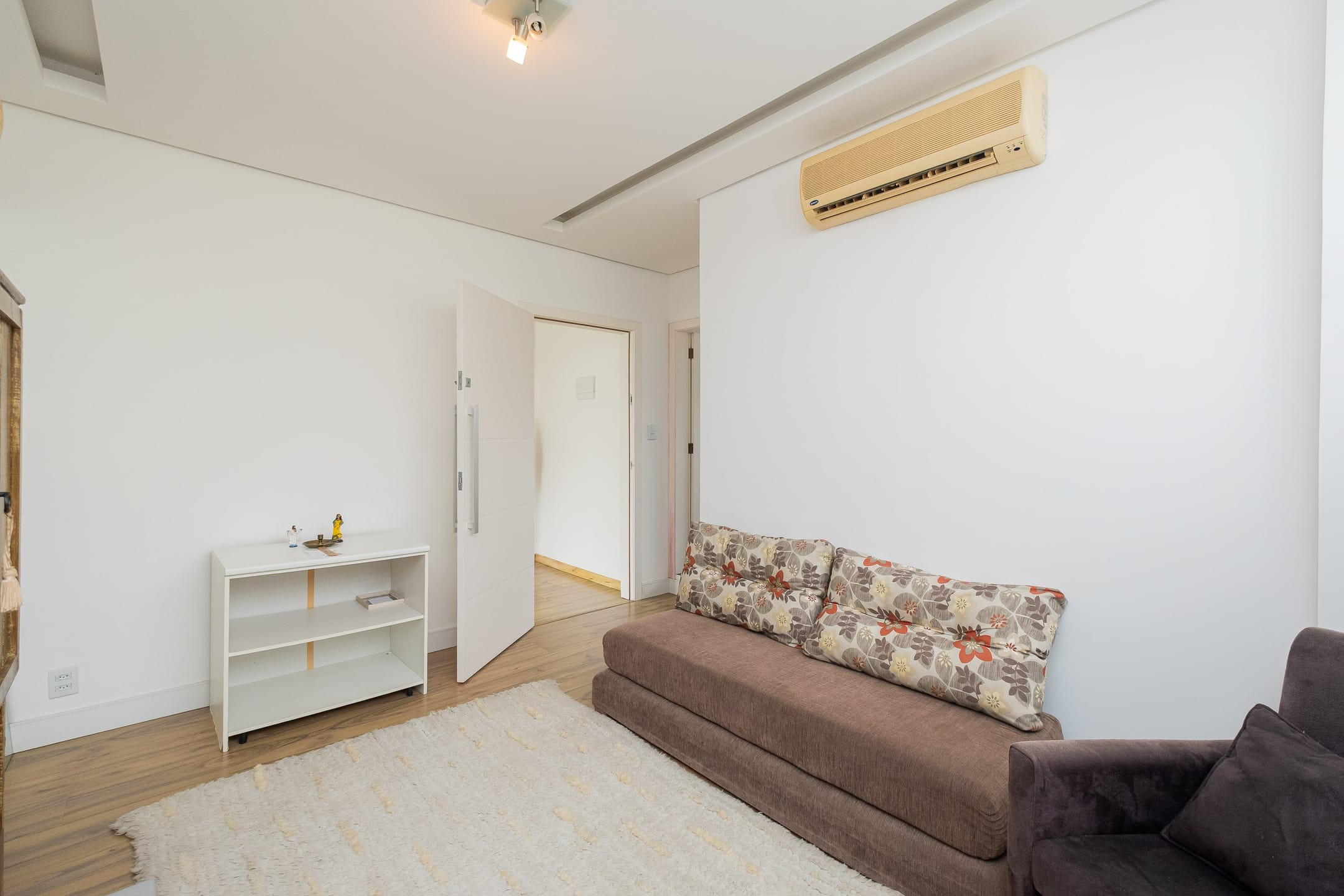 Casa à venda no Areal, Pelotas - 215 m², 3 quartos (ambos suítes), lareira, acabamentos de alto padrão e pátio com piscina. - 19