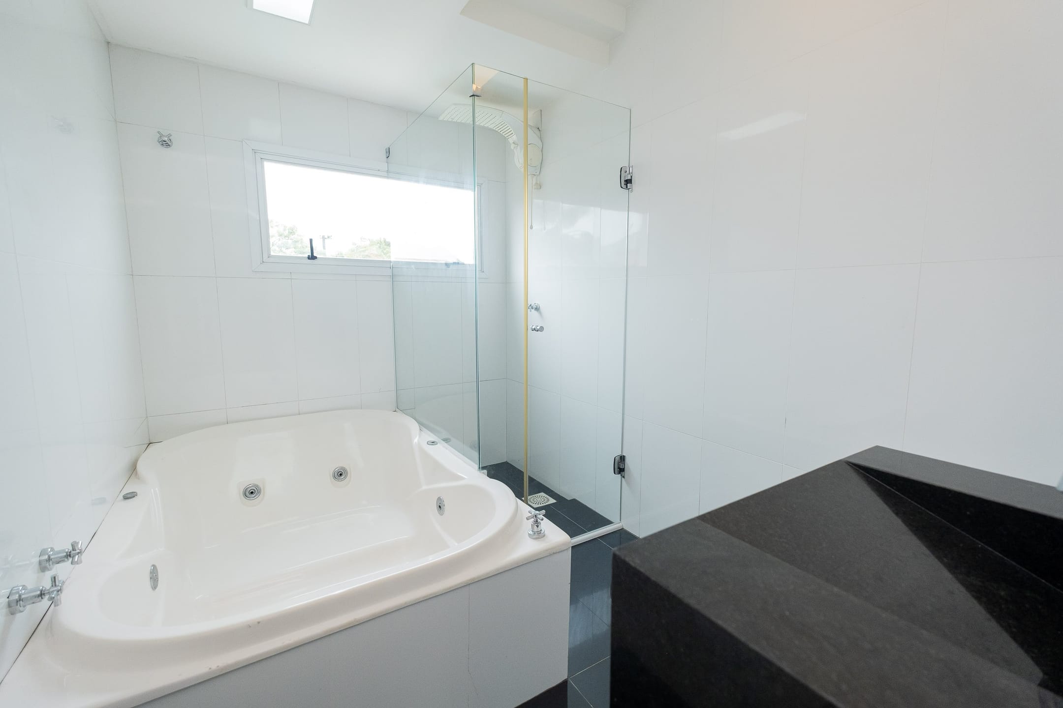 Casa à venda no Areal, Pelotas - 215 m², 3 quartos (ambos suítes), lareira, acabamentos de alto padrão e pátio com piscina. - 20
