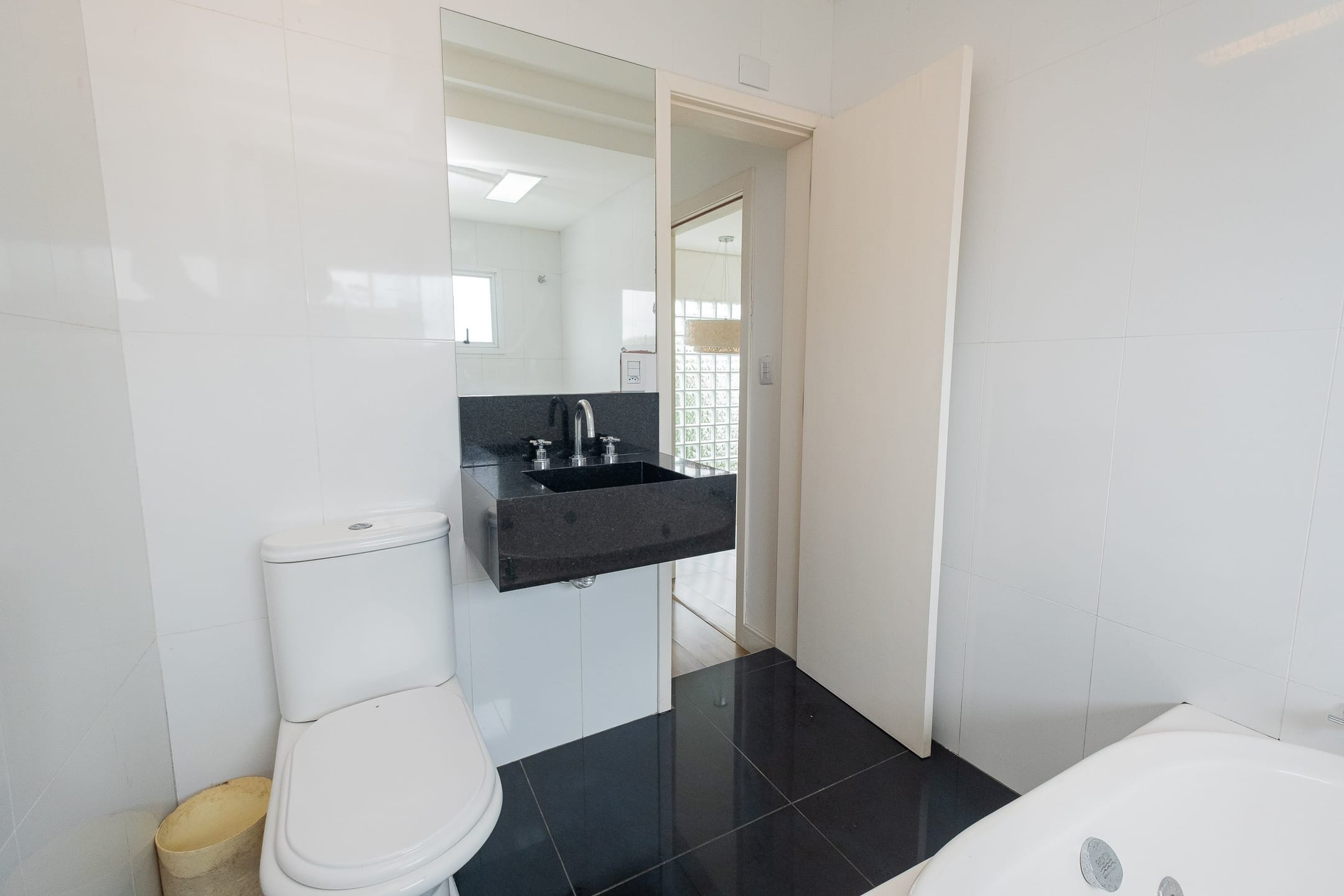 Casa à venda no Areal, Pelotas - 215 m², 3 quartos (ambos suítes), lareira, acabamentos de alto padrão e pátio com piscina. - 21