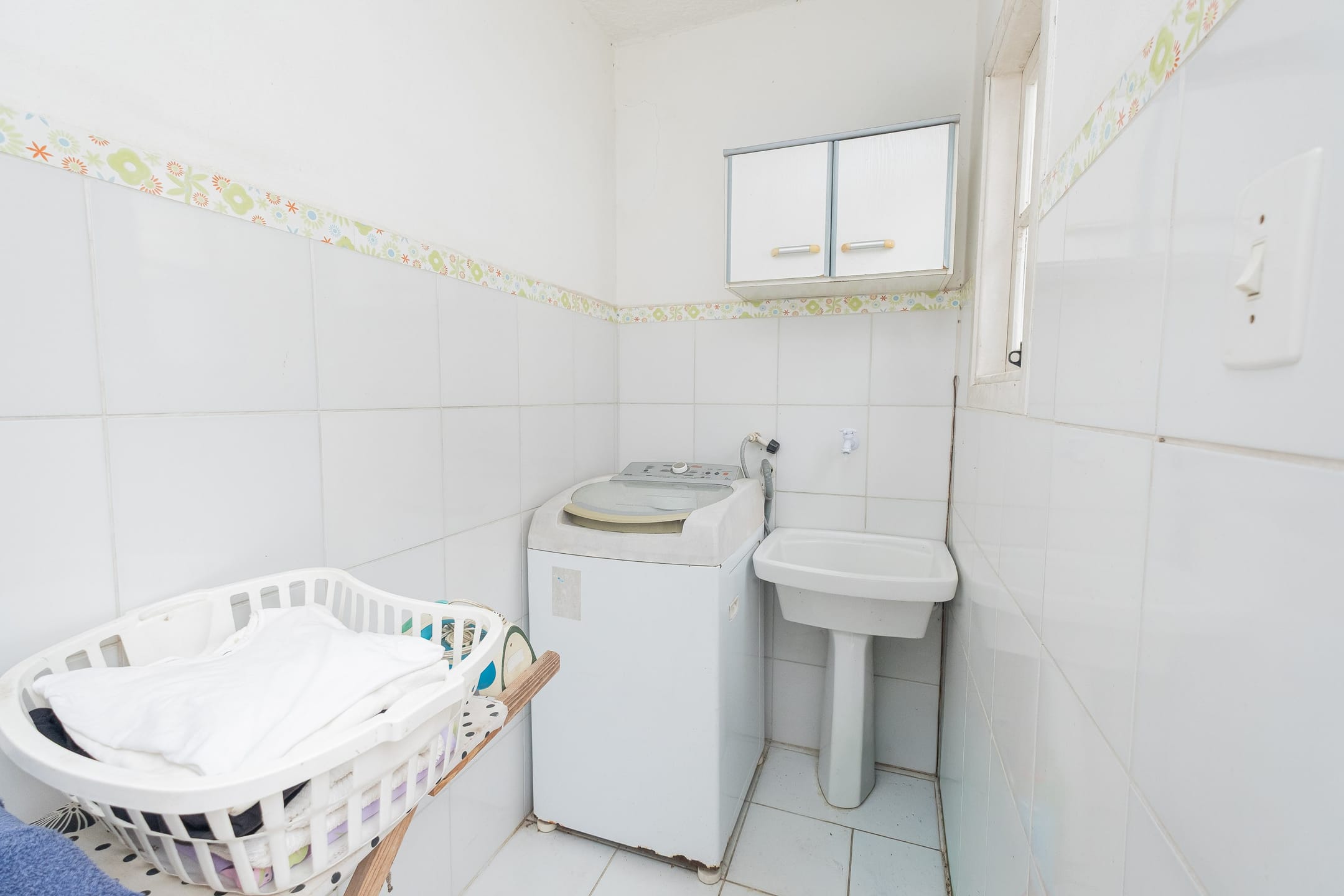 Casa à venda no Areal, Pelotas - 215 m², 3 quartos (ambos suítes), lareira, acabamentos de alto padrão e pátio com piscina. - 23