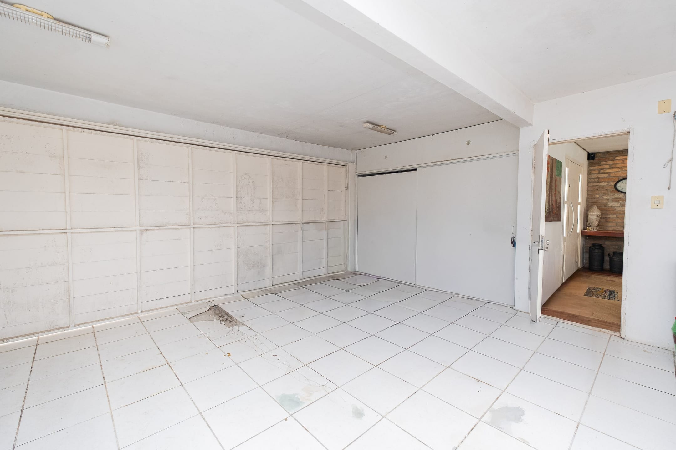 Casa à venda no Areal, Pelotas - 215 m², 3 quartos (ambos suítes), lareira, acabamentos de alto padrão e pátio com piscina. - 24