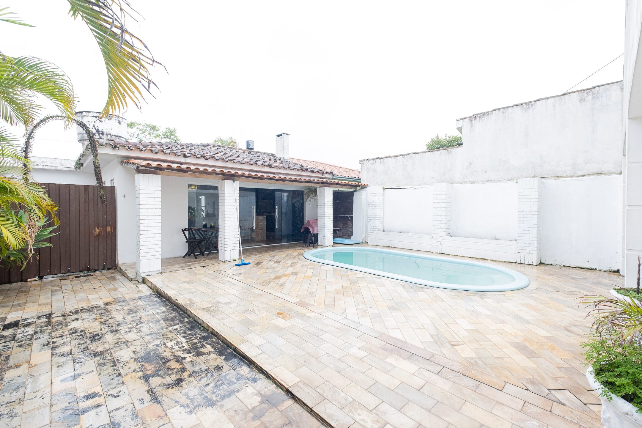 Casa à venda no Areal, Pelotas - 215 m², 3 quartos (ambos suítes), lareira, acabamentos de alto padrão e pátio com piscina. - 25