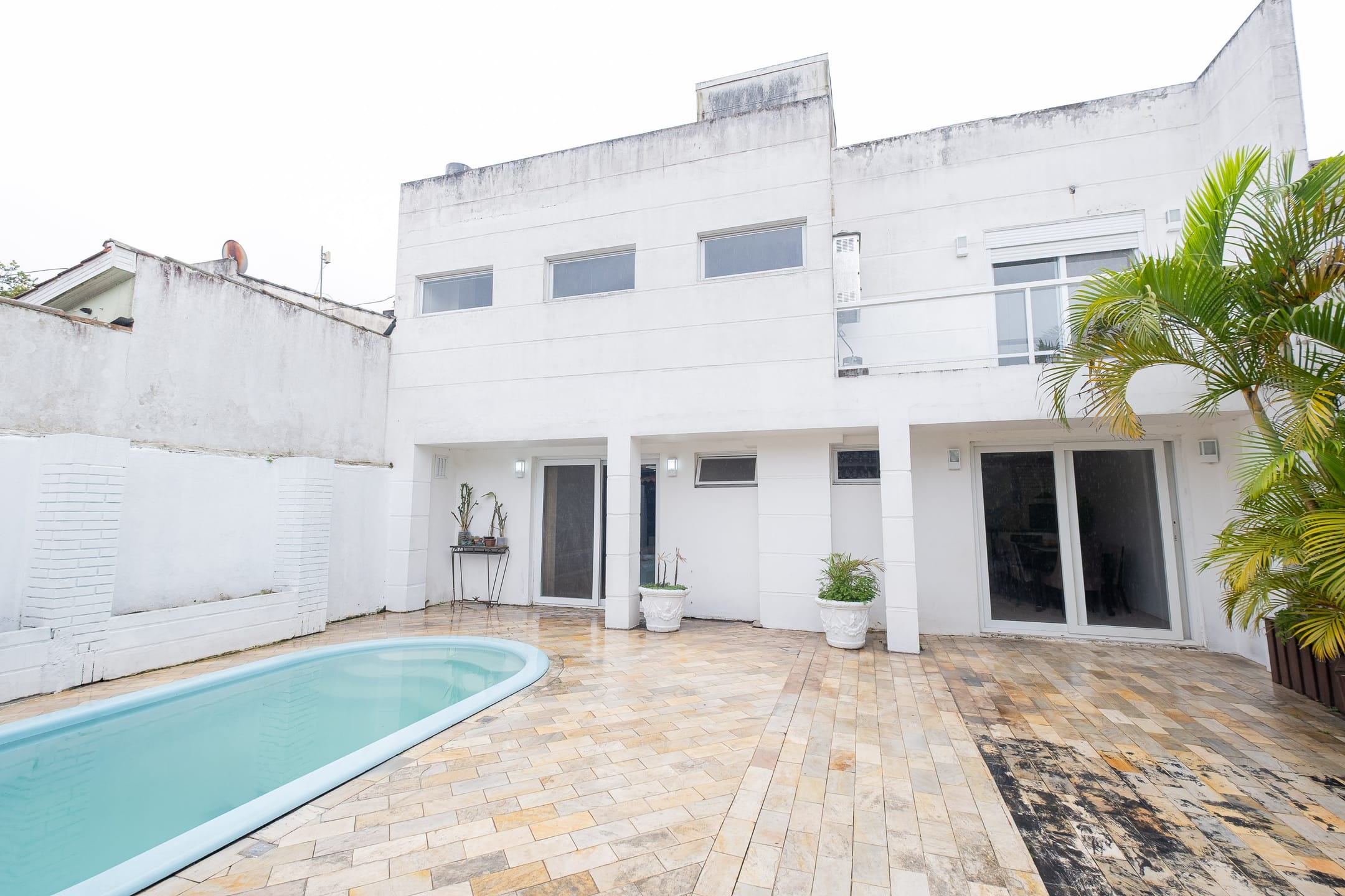 Casa à venda no Areal, Pelotas - 215 m², 3 quartos (ambos suítes), lareira, acabamentos de alto padrão e pátio com piscina. - 26
