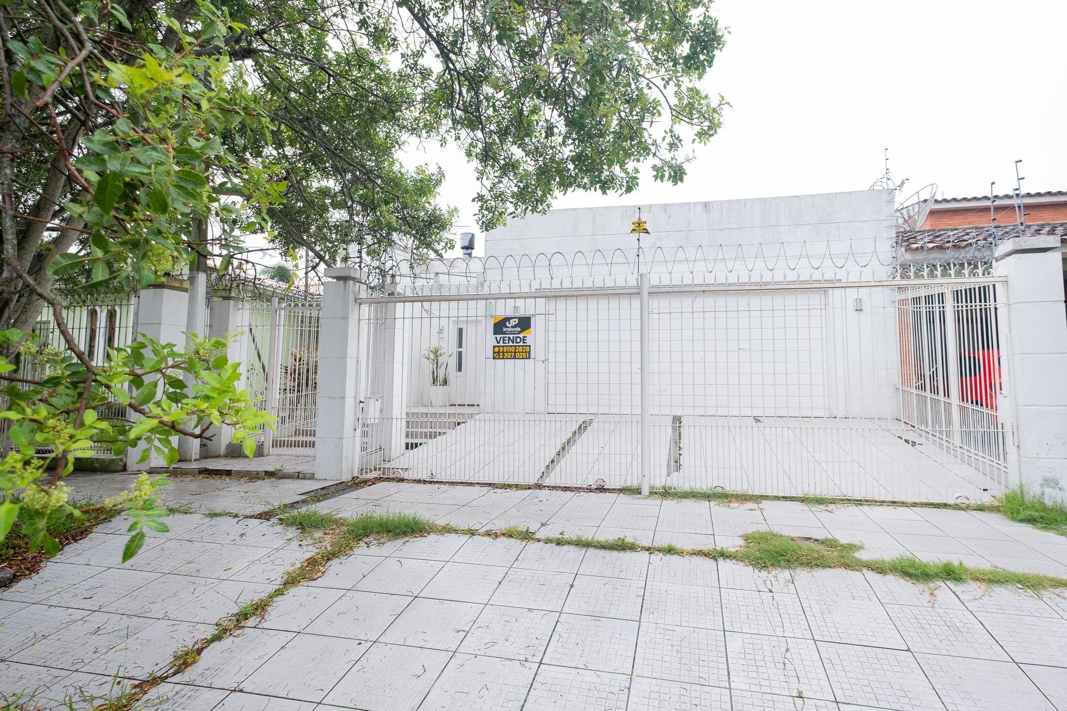 Casa à venda no Areal, Pelotas - 215 m², 3 quartos (ambos suítes), lareira, acabamentos de alto padrão e pátio com piscina. - 27